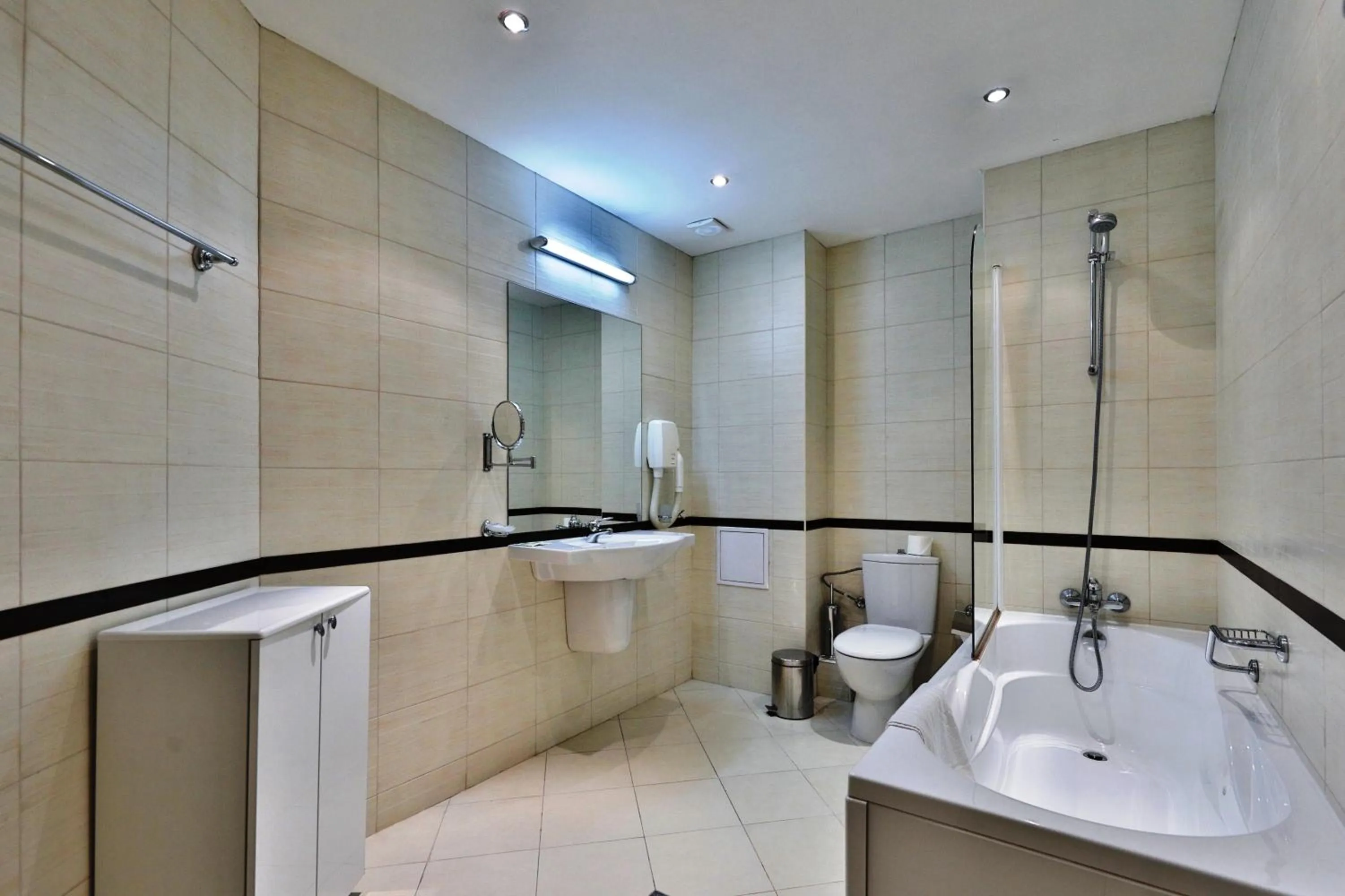 Bathroom in Bellevue Residence Apartments