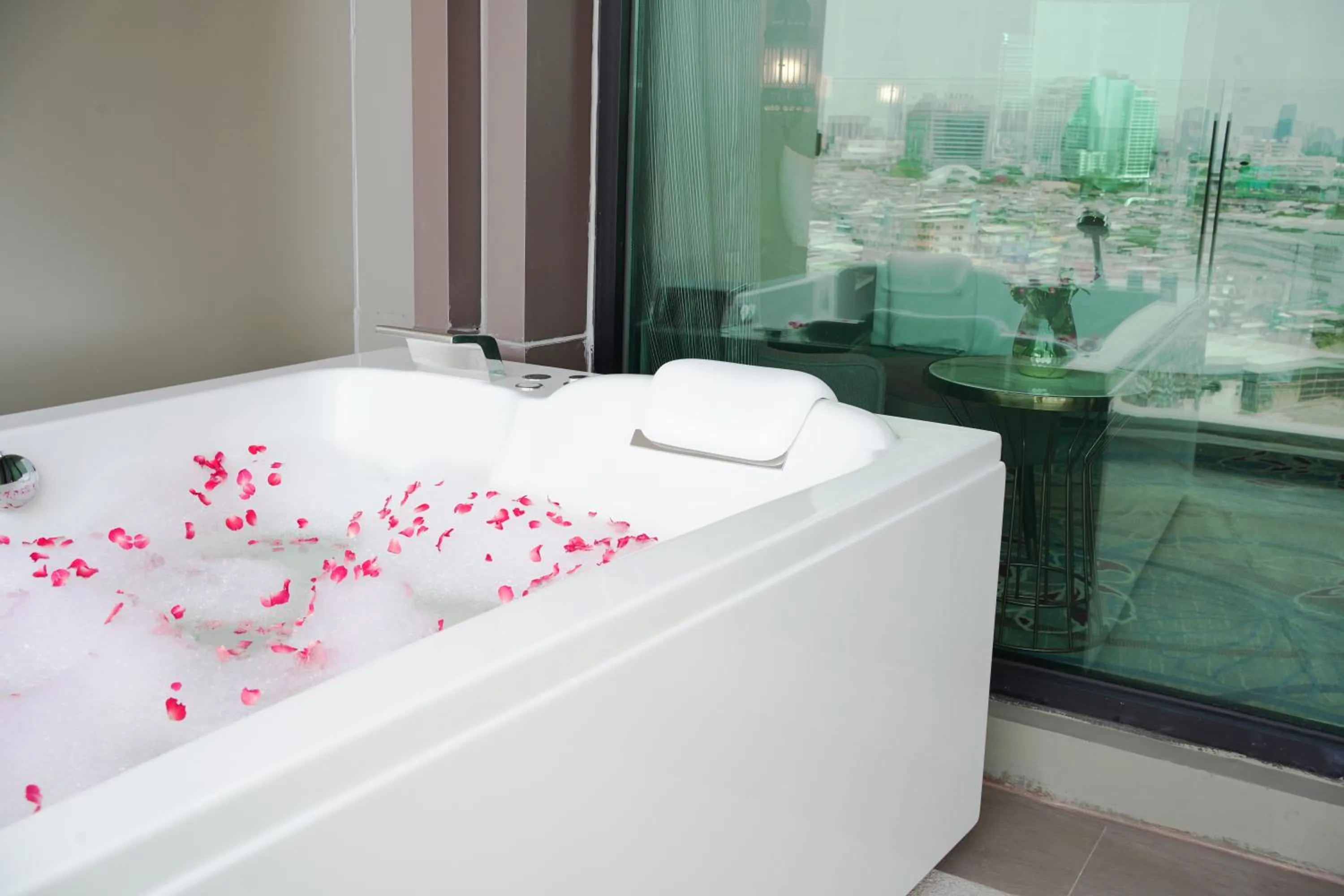 Bath in Valia Hotel Bangkok