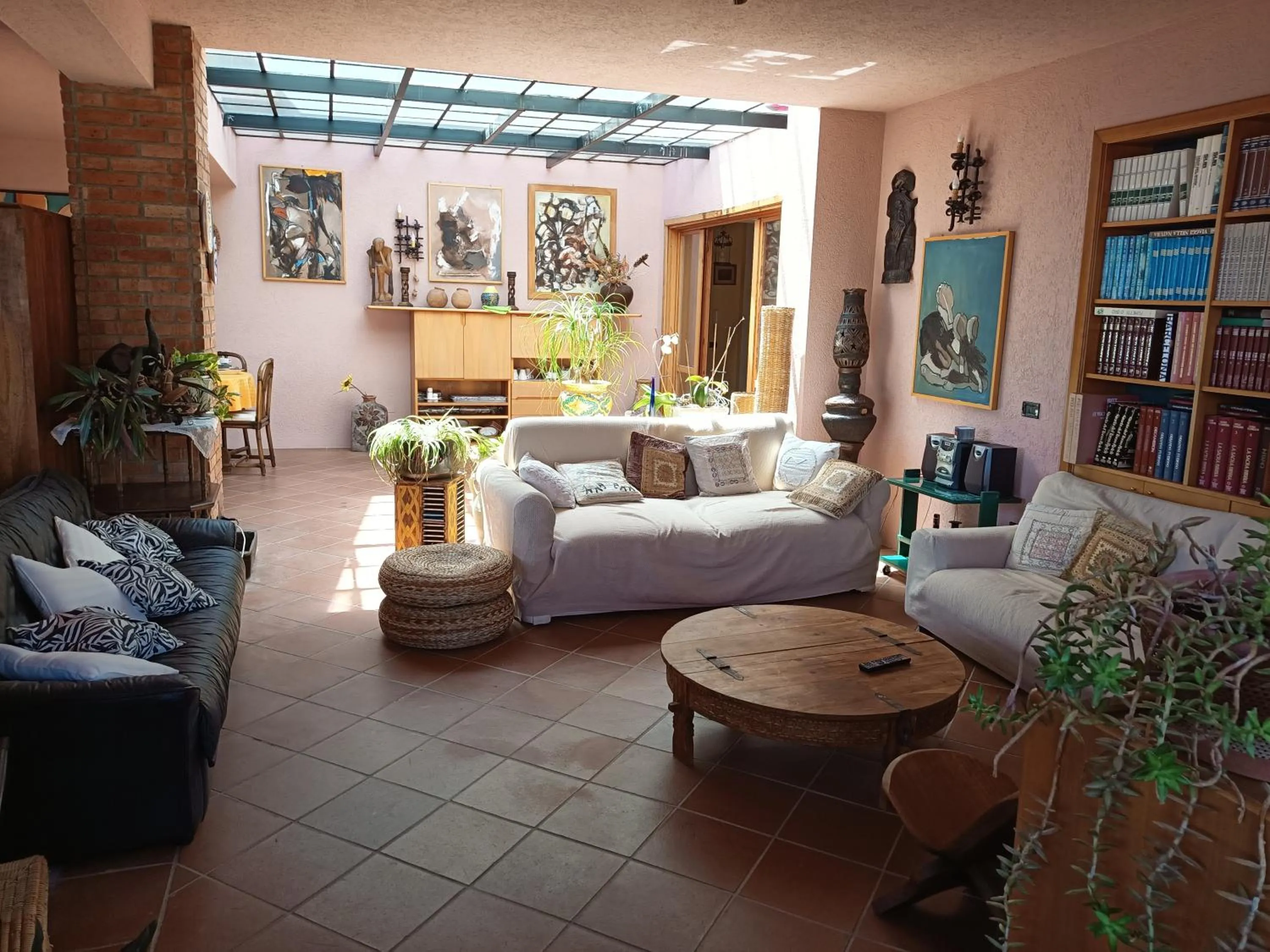 Communal lounge/ TV room in Villa Grande