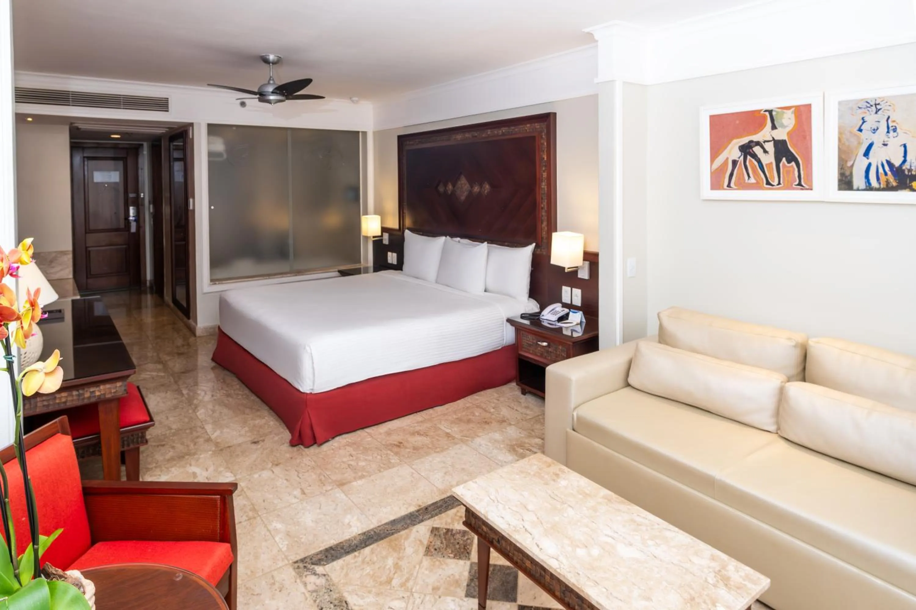 Photo of the whole room, Bed in Grand Palladium Imbassaí Resort & Spa - All Inclusive