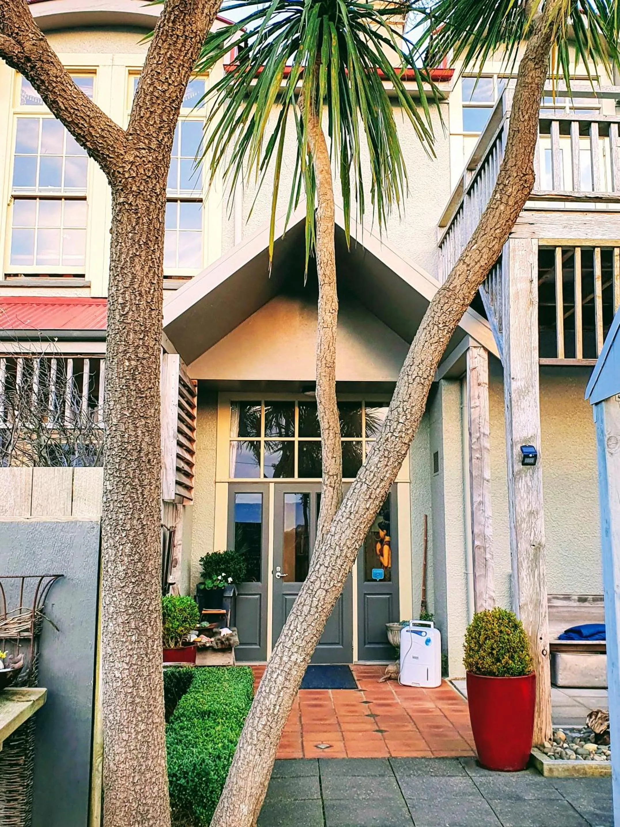 Facade/entrance in La Riviera Guesthouse