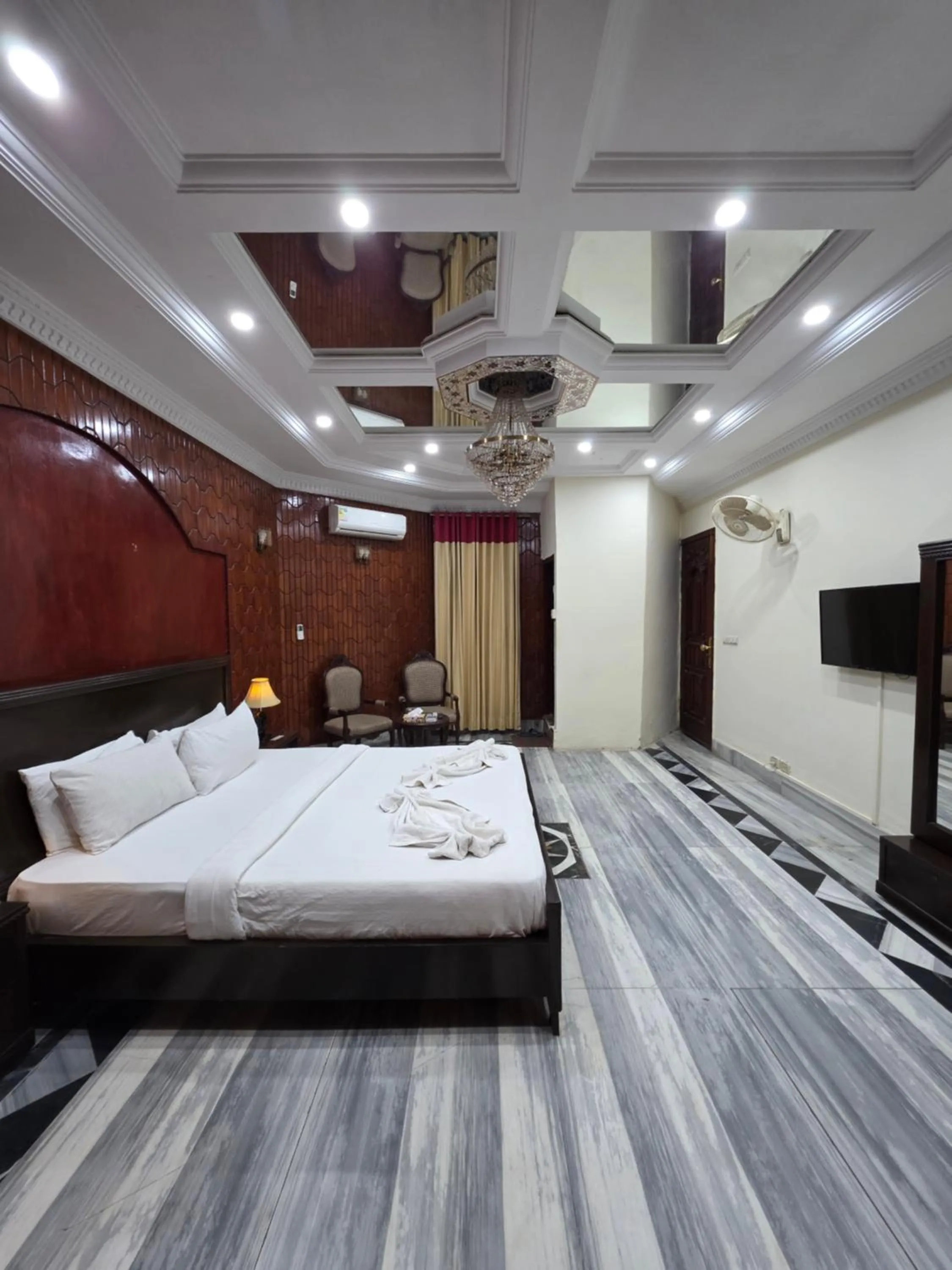 Bed in Executive Galaxy Guest House Islamabad