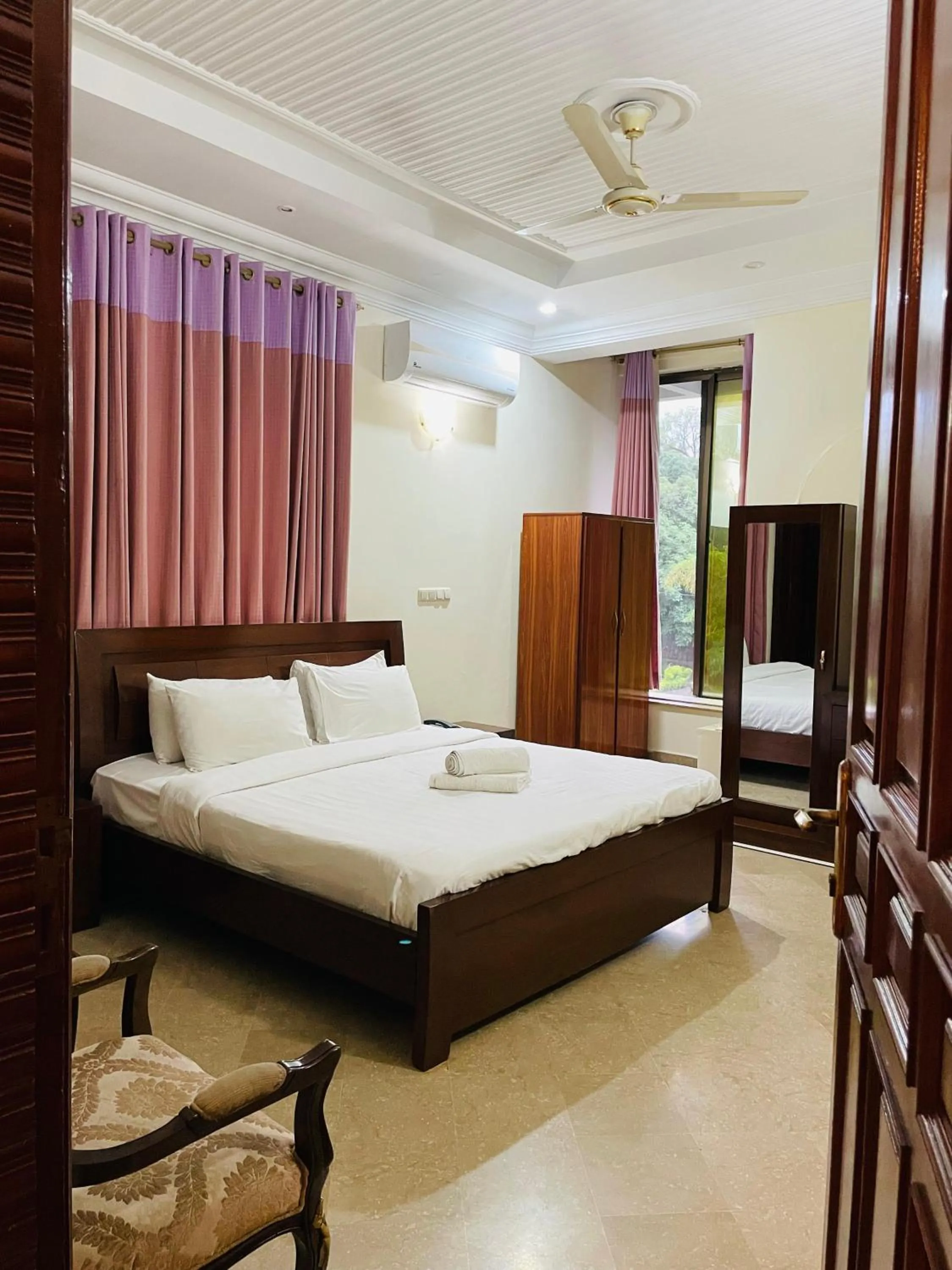 Bed in Executive Galaxy Guest House Islamabad