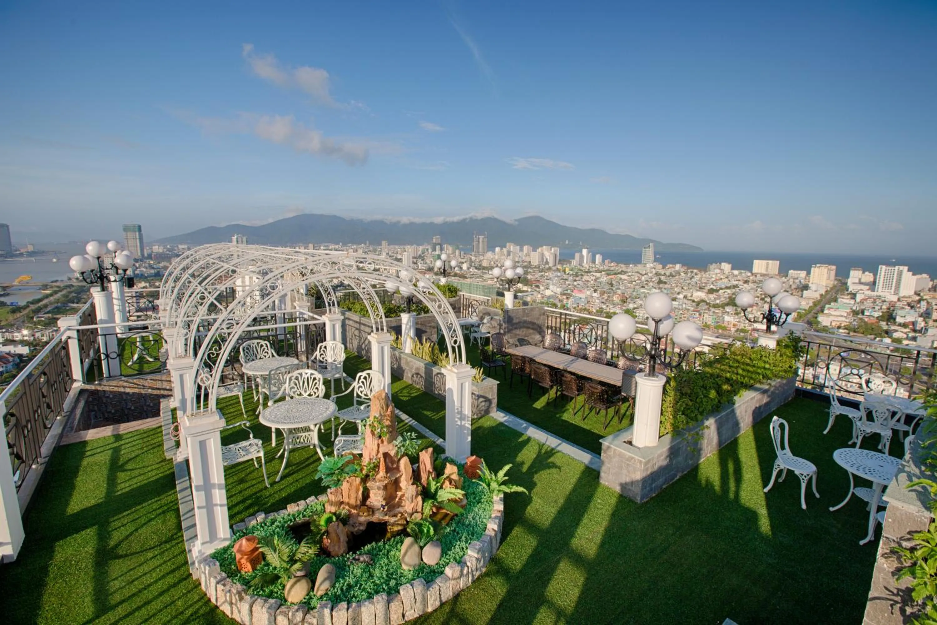 Restaurant/places to eat in Fivitel Da Nang