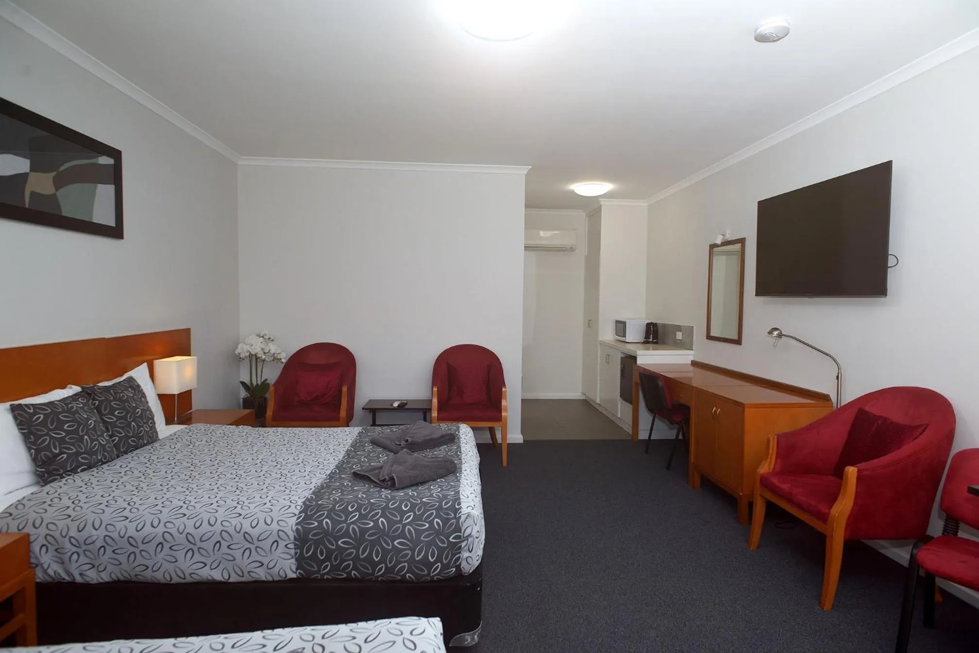 Photo of the whole room, Bed in Horsham Mid City Court Motel