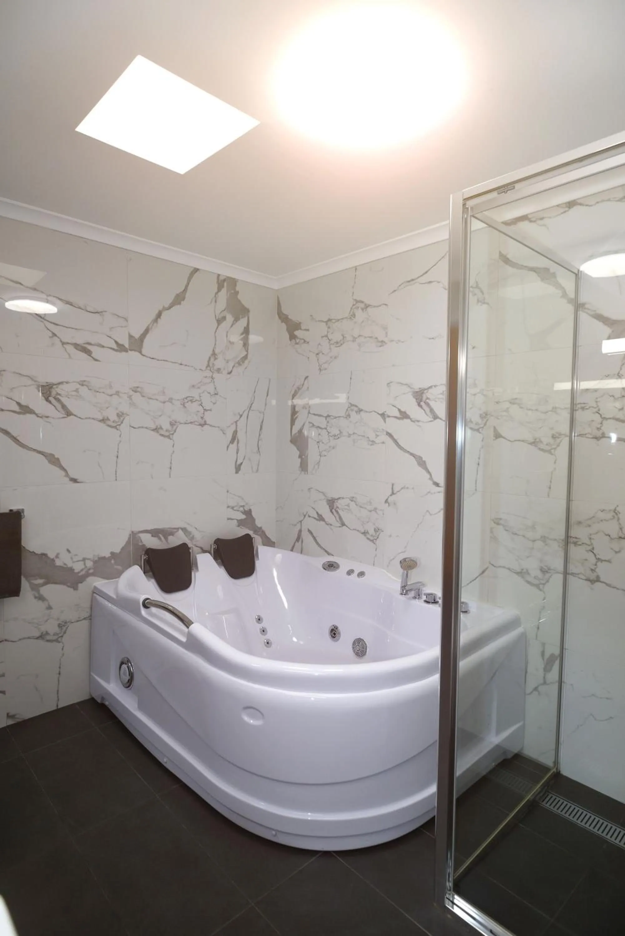 Bathroom in Horsham Mid City Court Motel