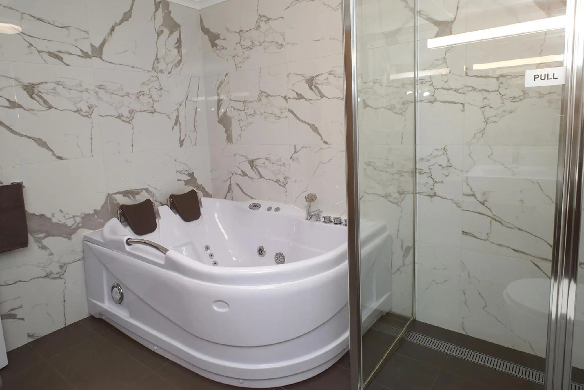 Bathroom in Horsham Mid City Court Motel