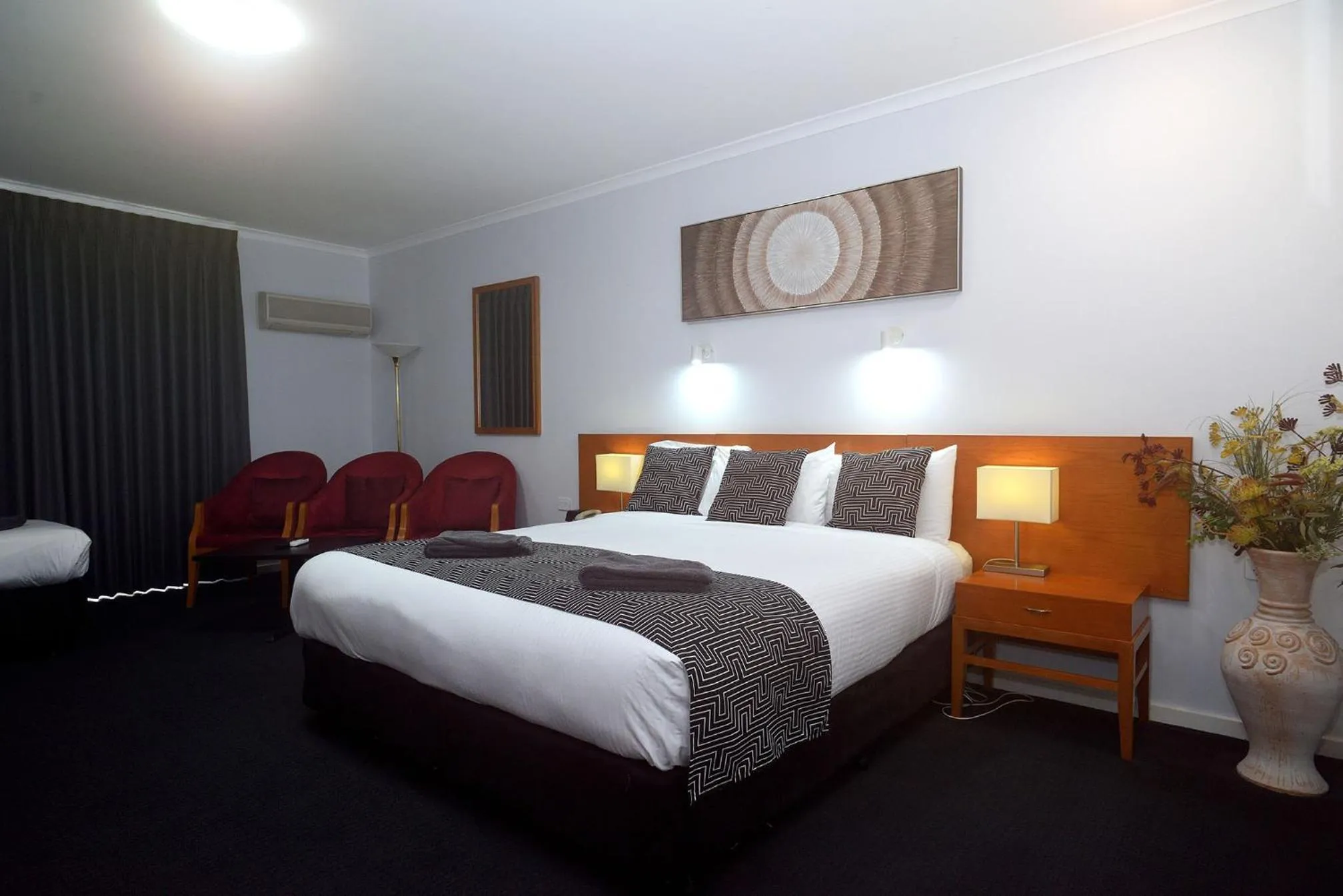 Bedroom, Bed in Horsham Mid City Court Motel