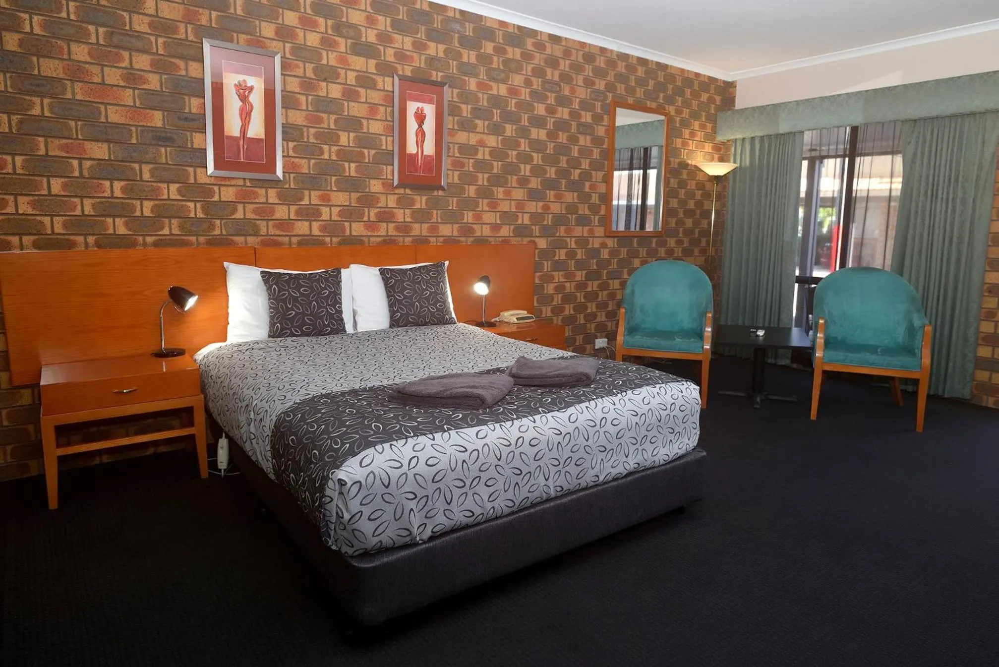 Bed in Horsham Mid City Court Motel