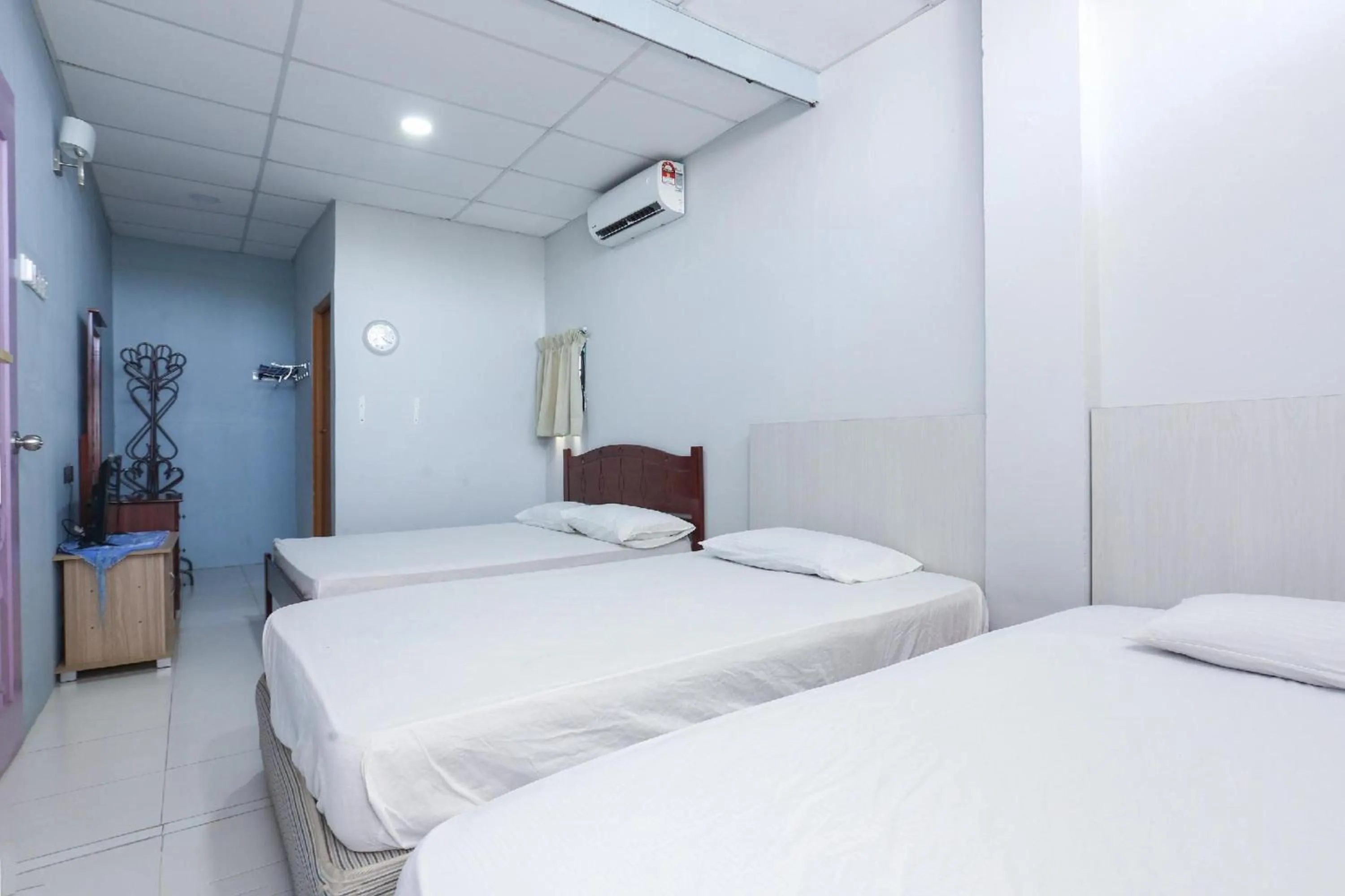 Photo of the whole room in SPOT ON 89796 D'noor Budget Inn