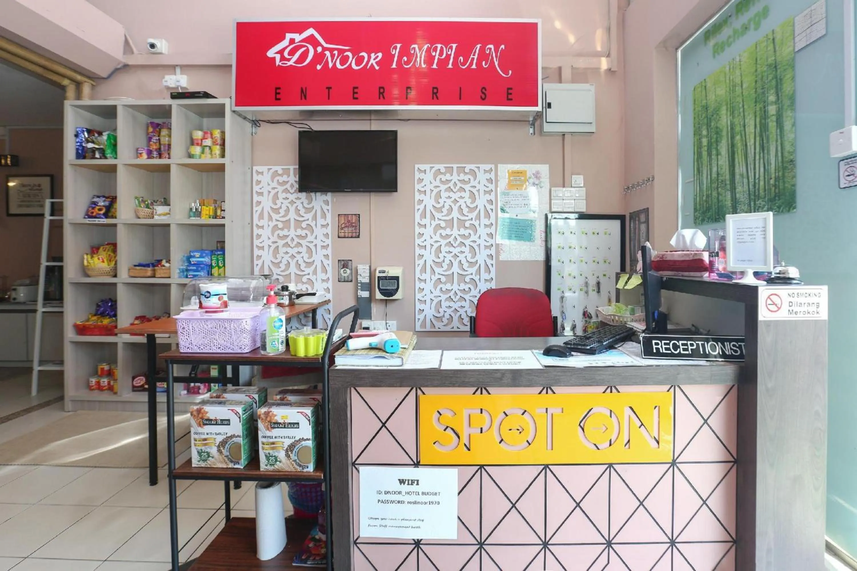 Lobby or reception in SPOT ON 89796 D'noor Budget Inn