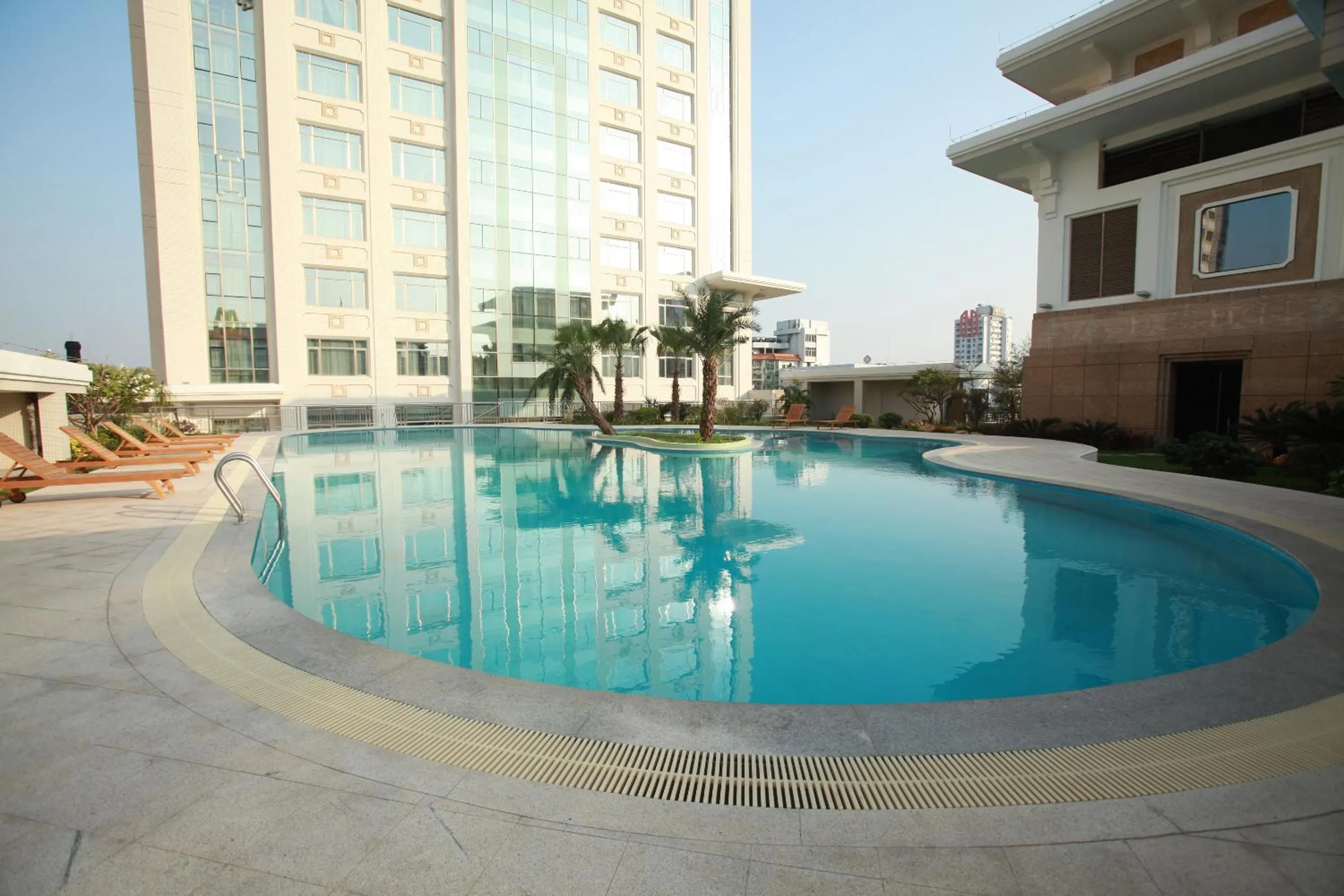 Swimming pool in Panyu Hotel