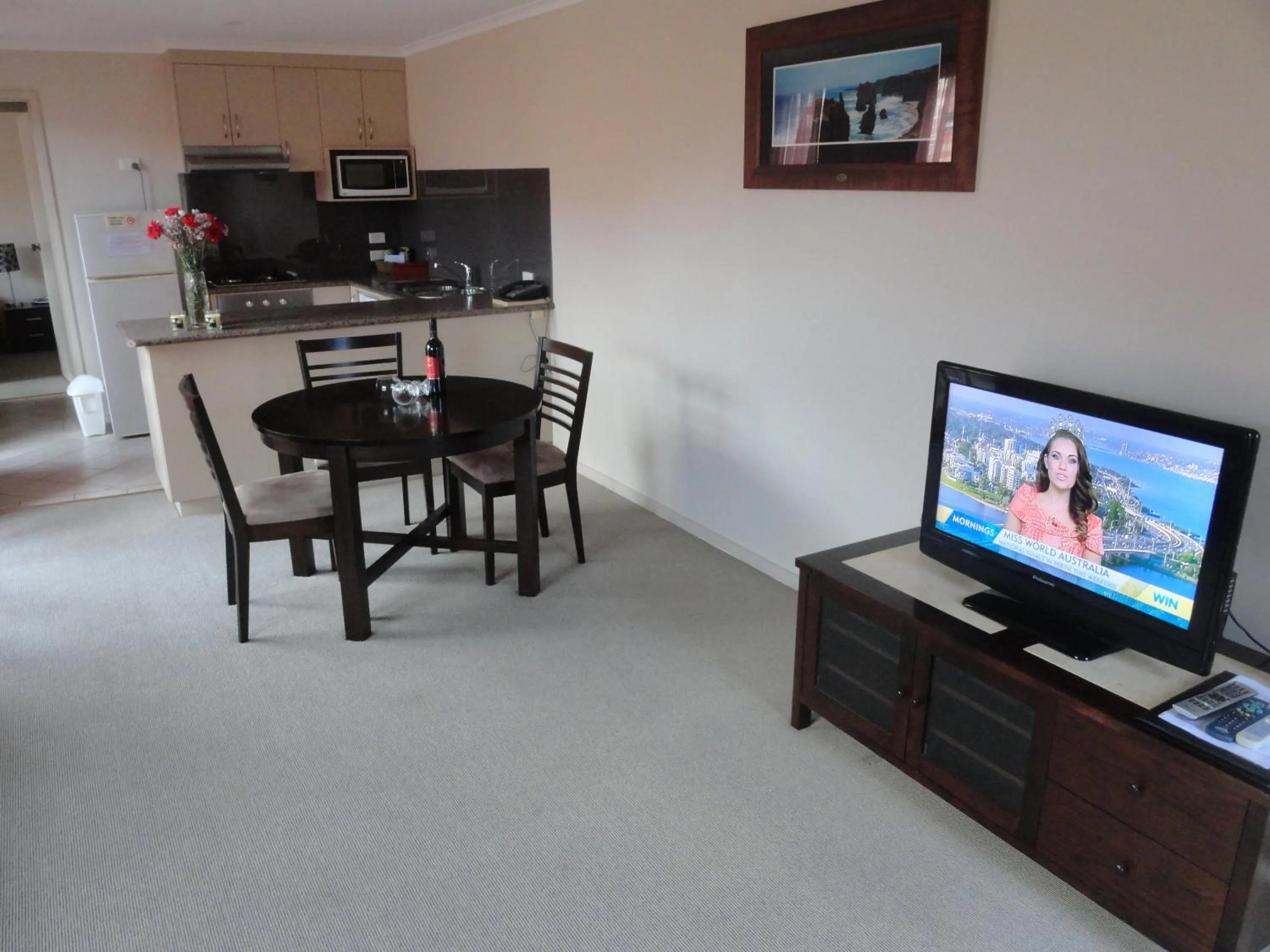 Kitchen or kitchenette in Victoria Lodge Motor Inn & Apartments