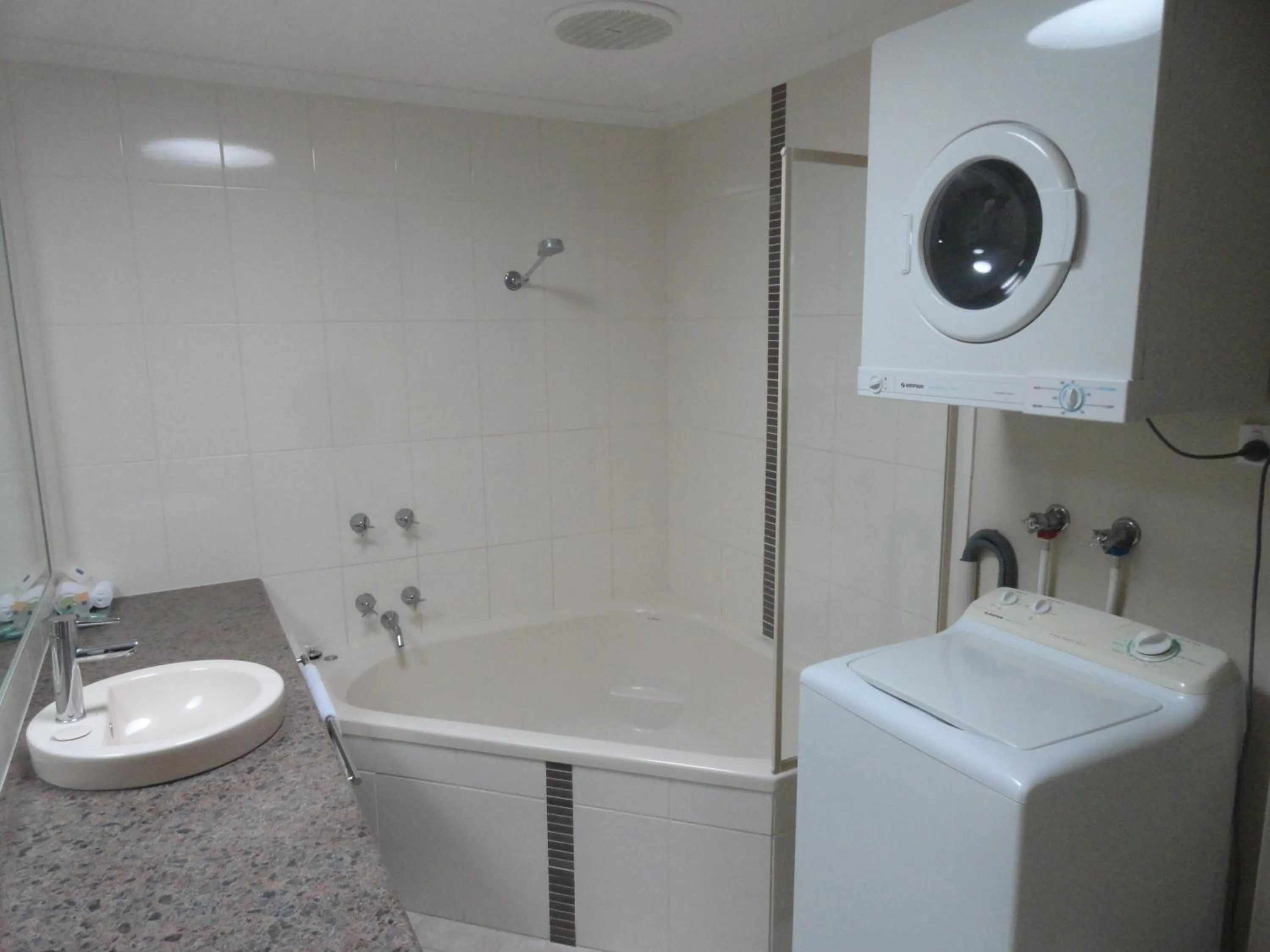 Shower in Victoria Lodge Motor Inn & Apartments