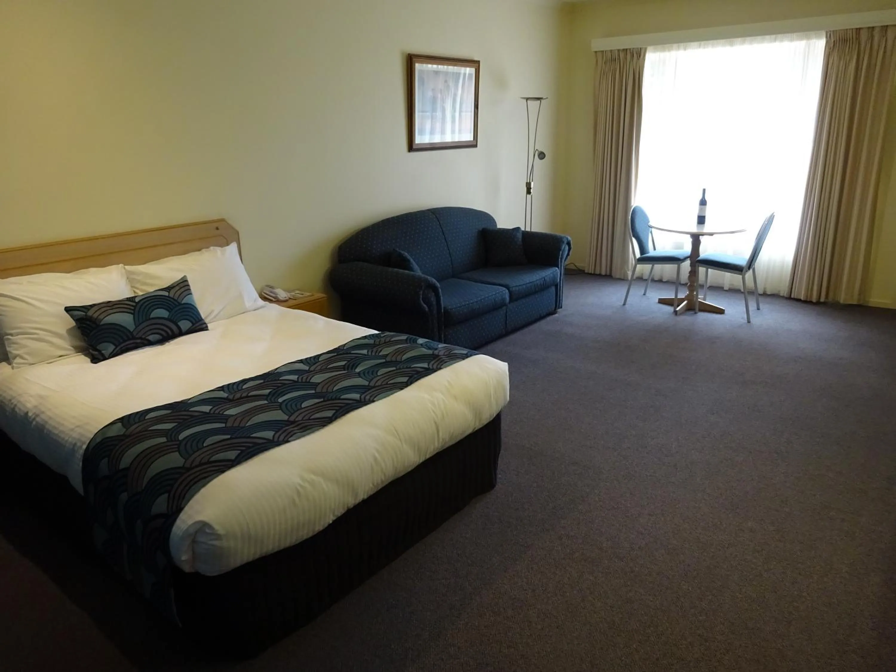 Living room, Bed in Victoria Lodge Motor Inn & Apartments