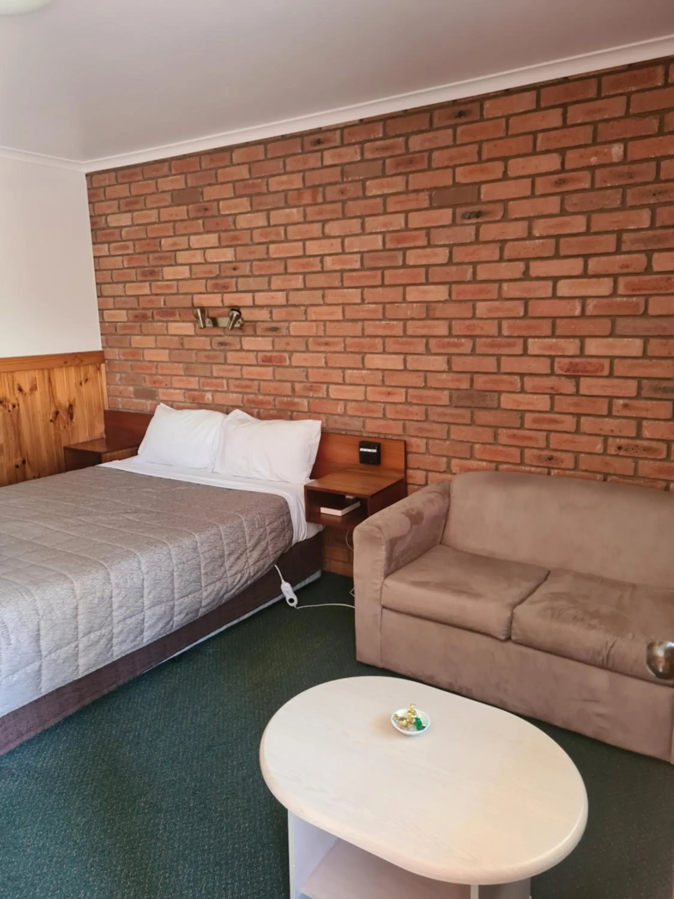 Queen Room in Regency Court Motel Queen Room in Regency Court Motel