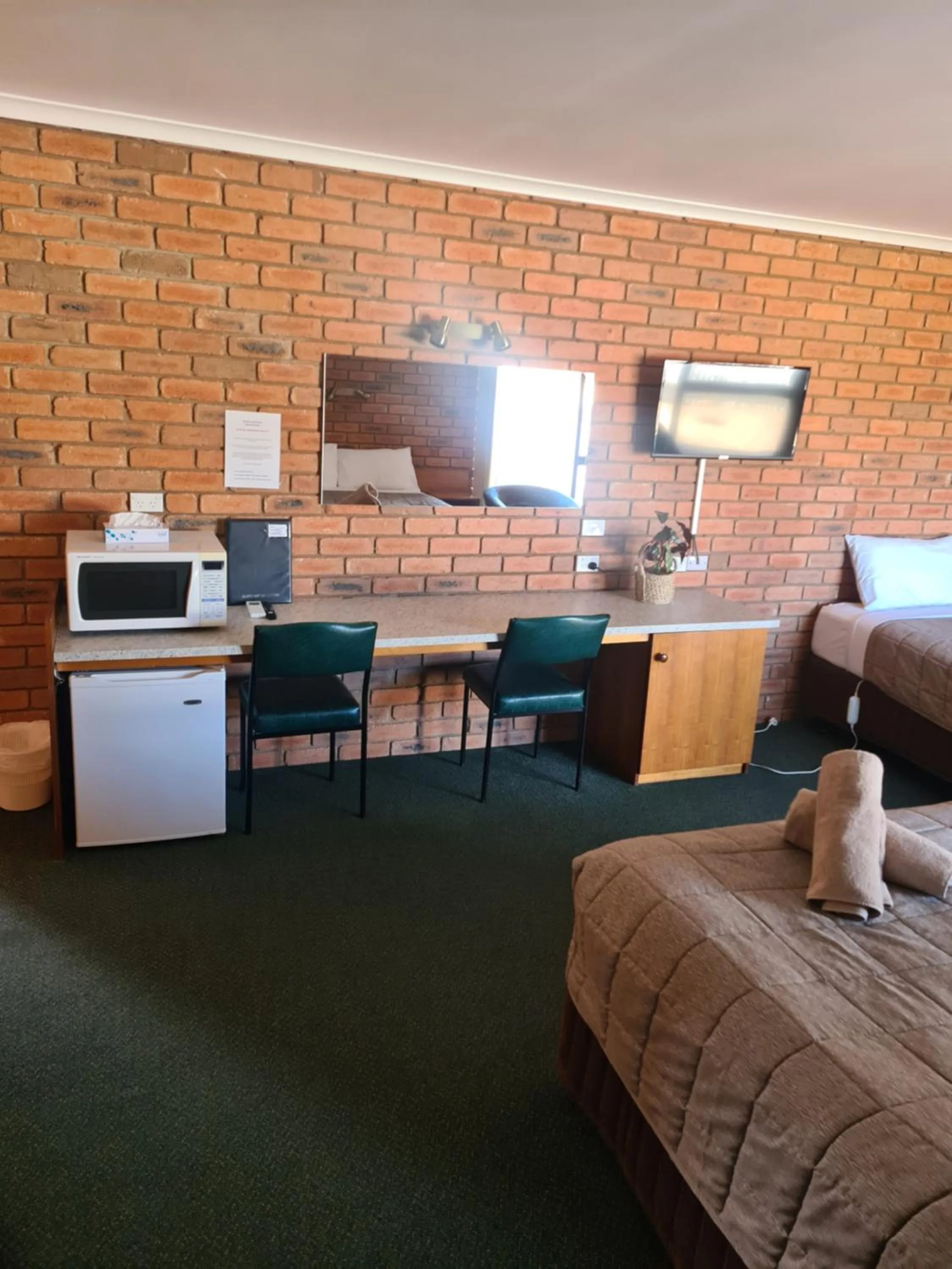 TV and multimedia in Regency Court Motel