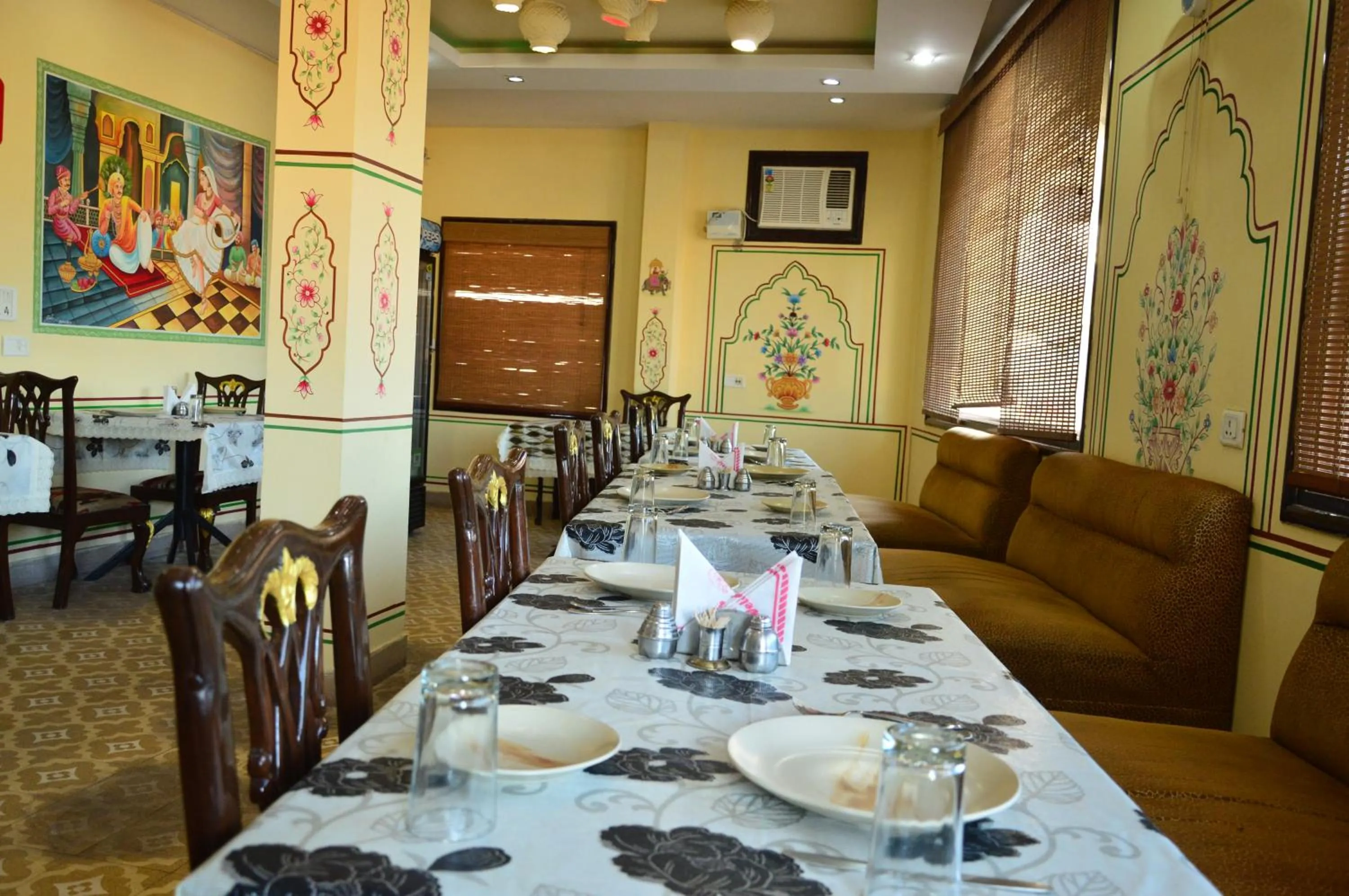 Restaurant/places to eat in Hotel Amer View