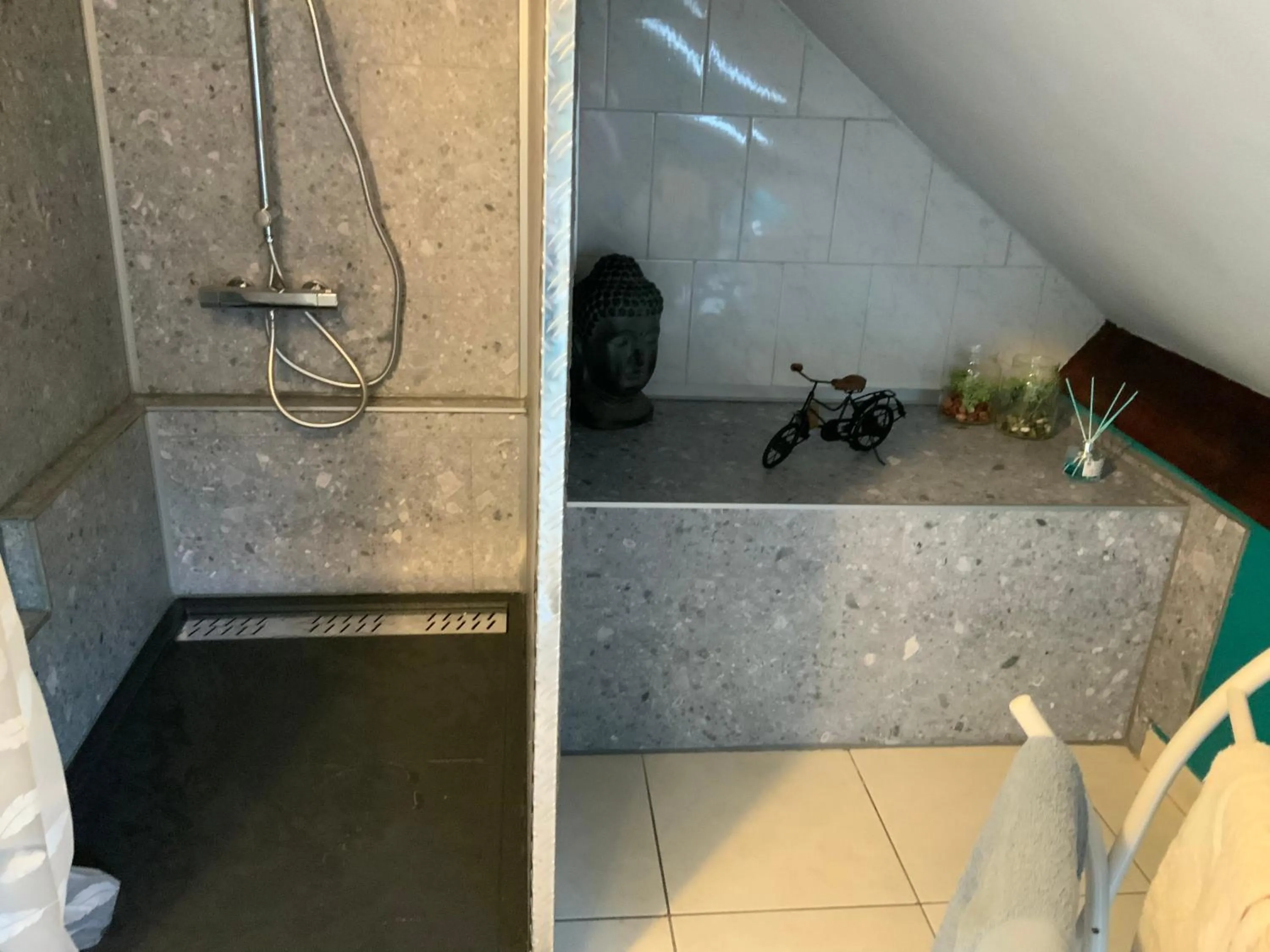 Shower in Le Castillon