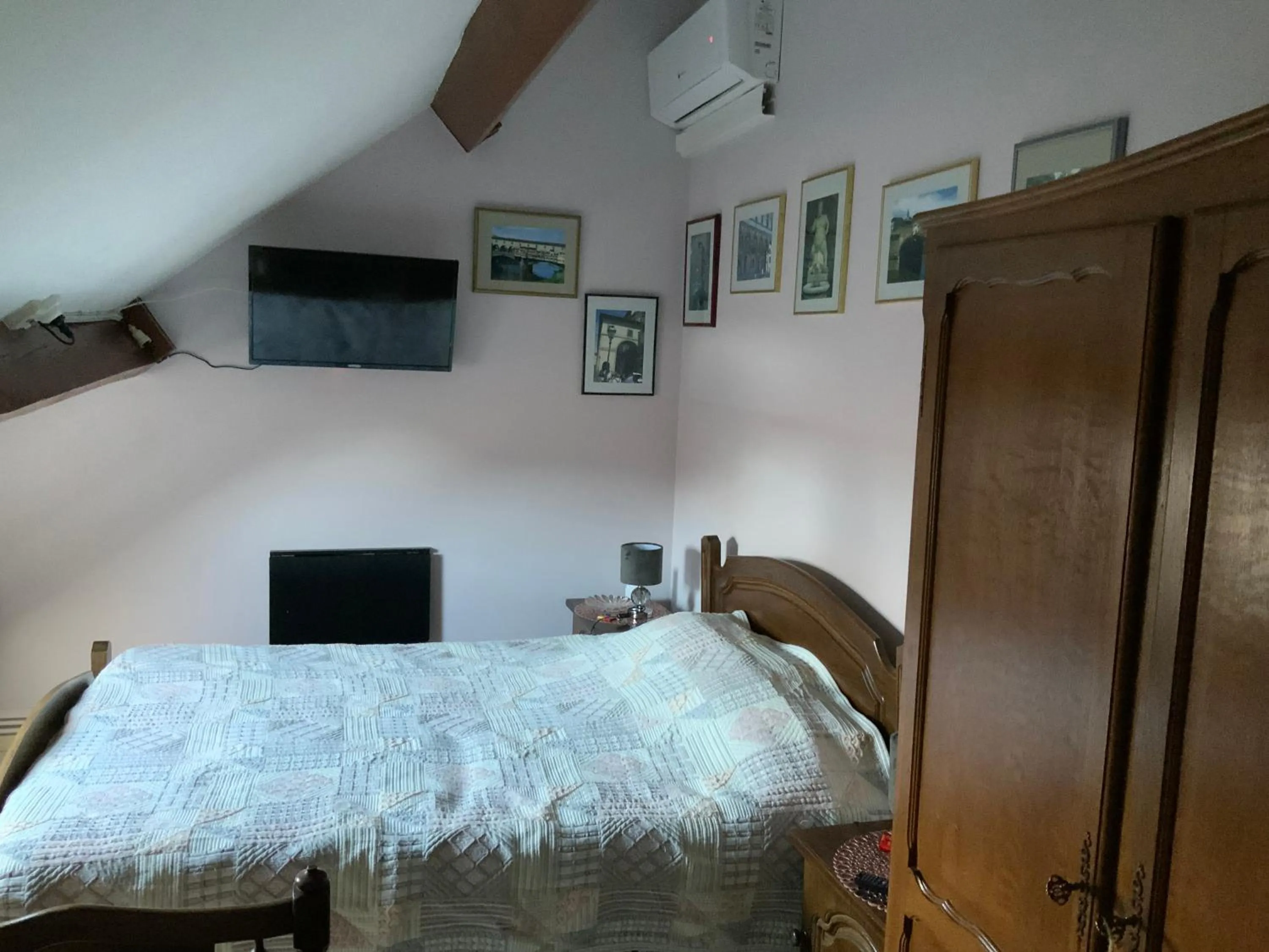 Photo of the whole room, Bed in Le Castillon