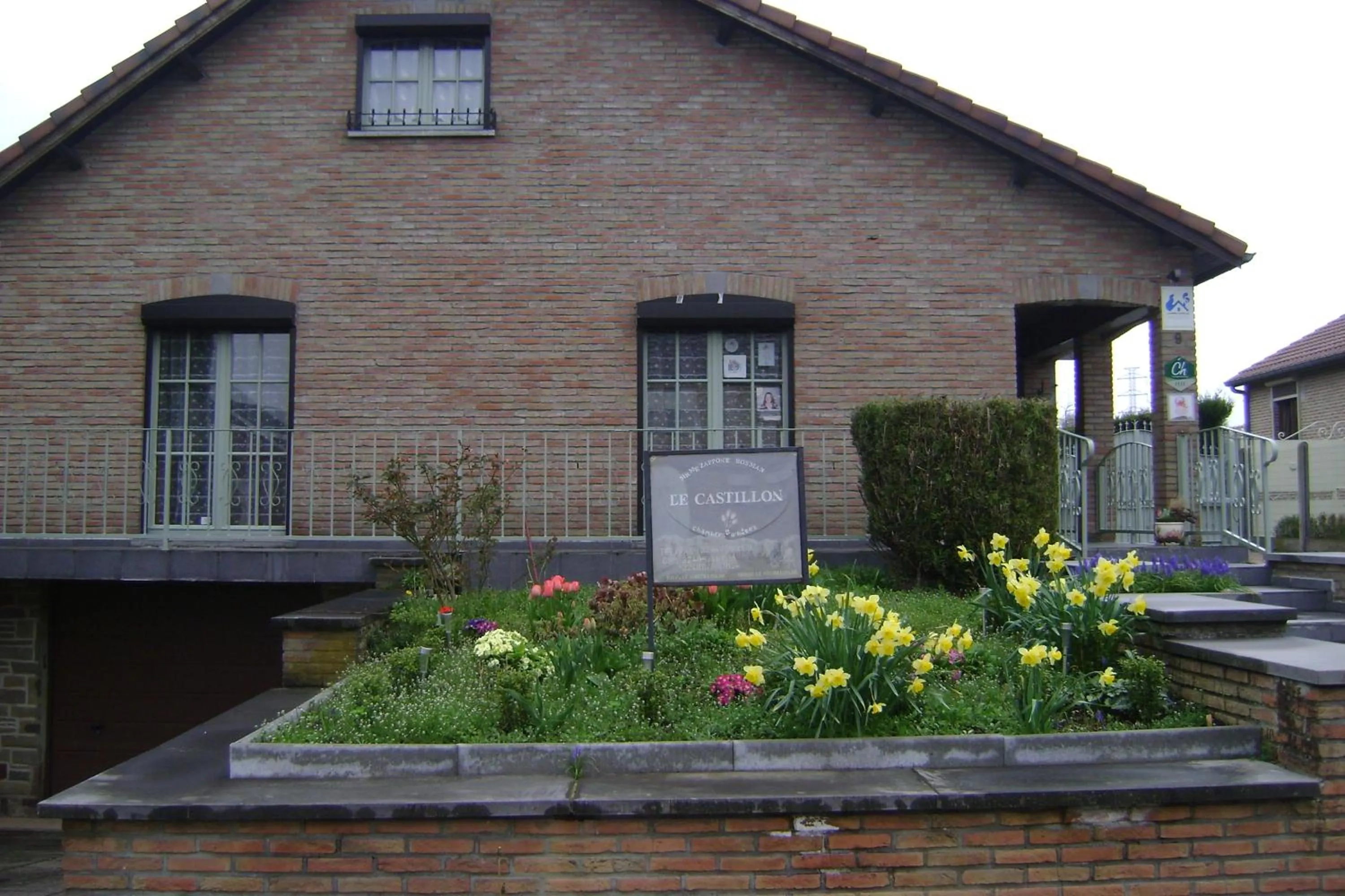 Facade/entrance in Le Castillon