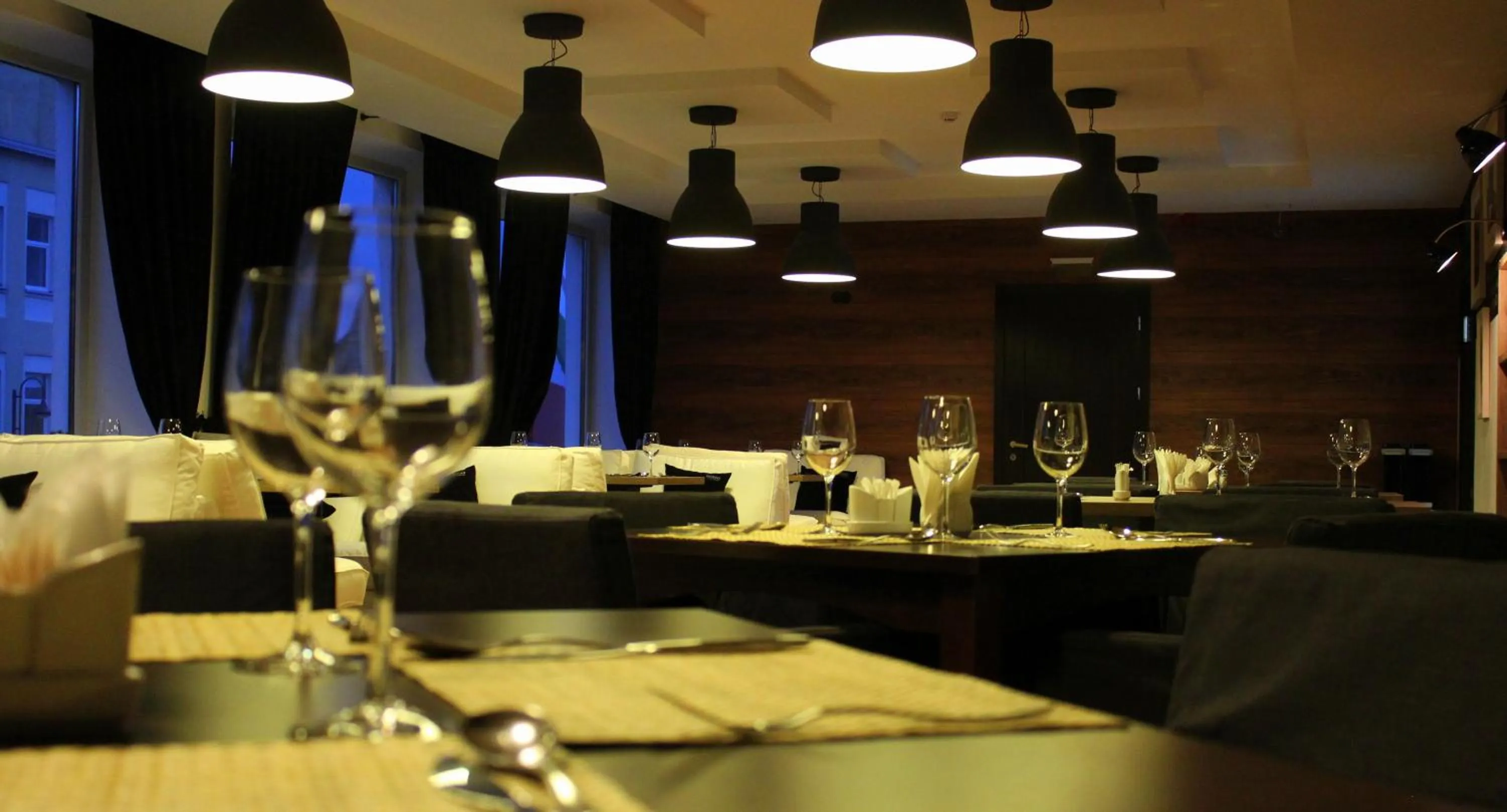 Restaurant/places to eat in Astrum Palace