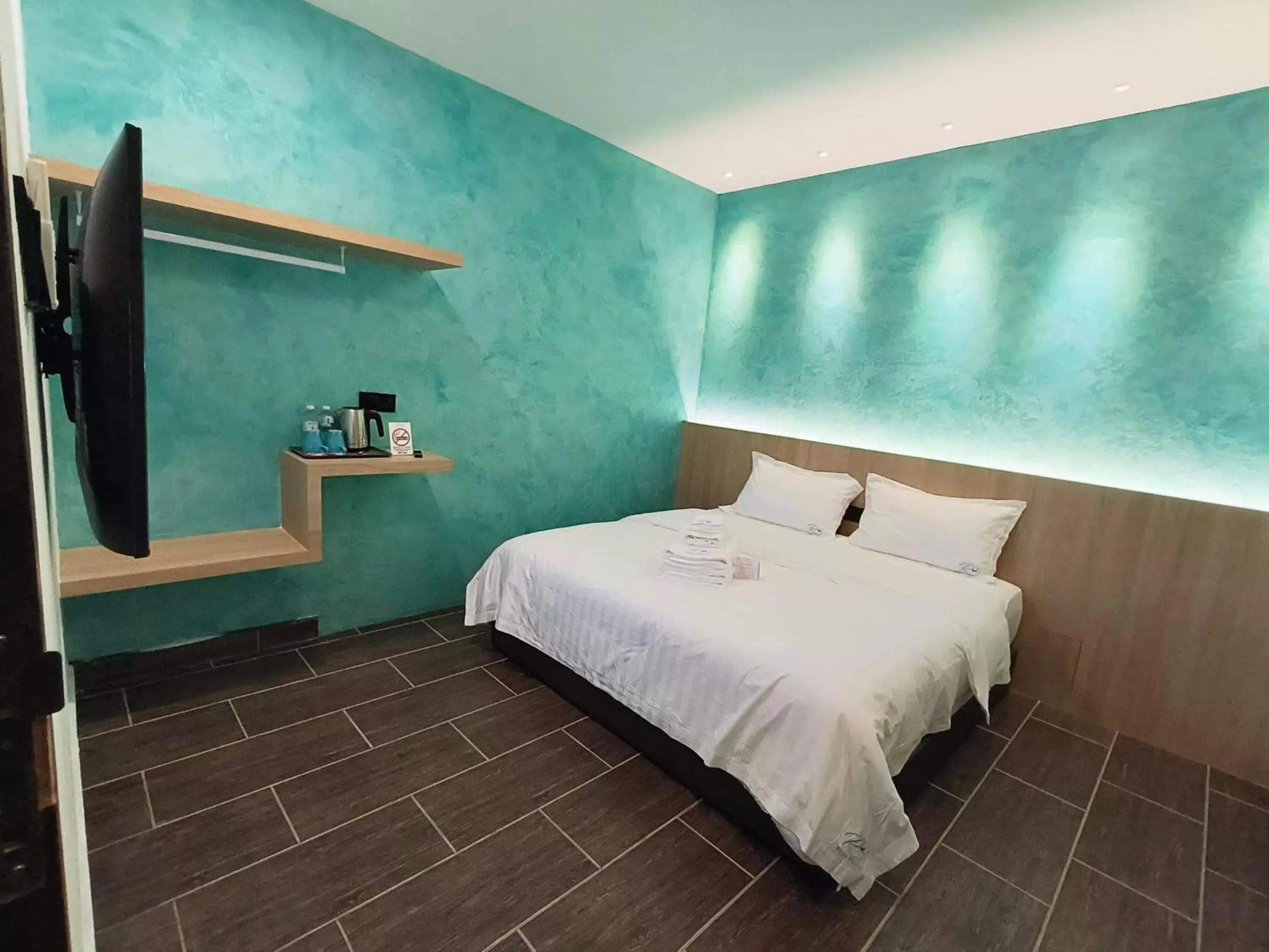 Photo of the whole room in Red's Hotel