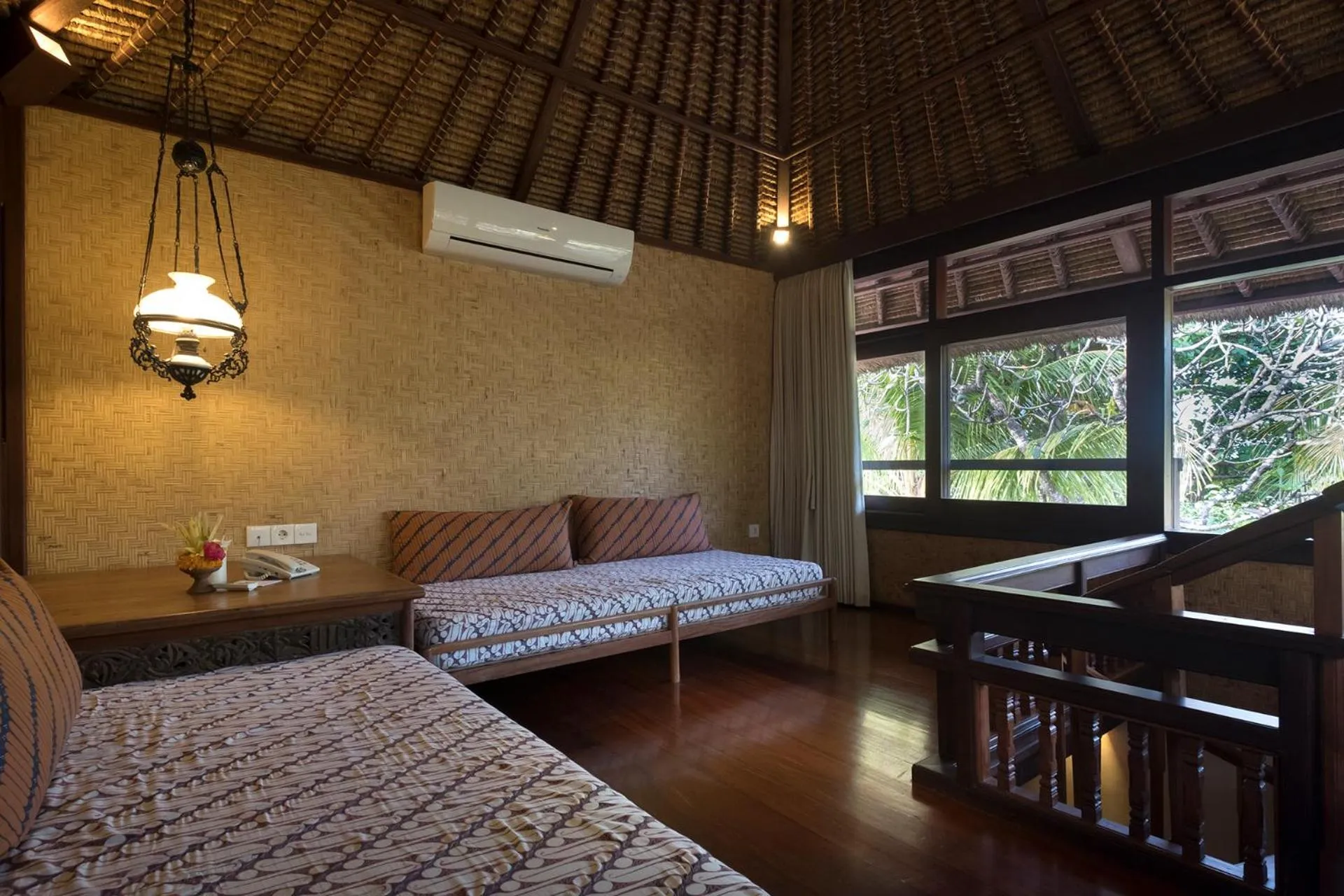 Living room, Bed in Tandjung Sari Hotel