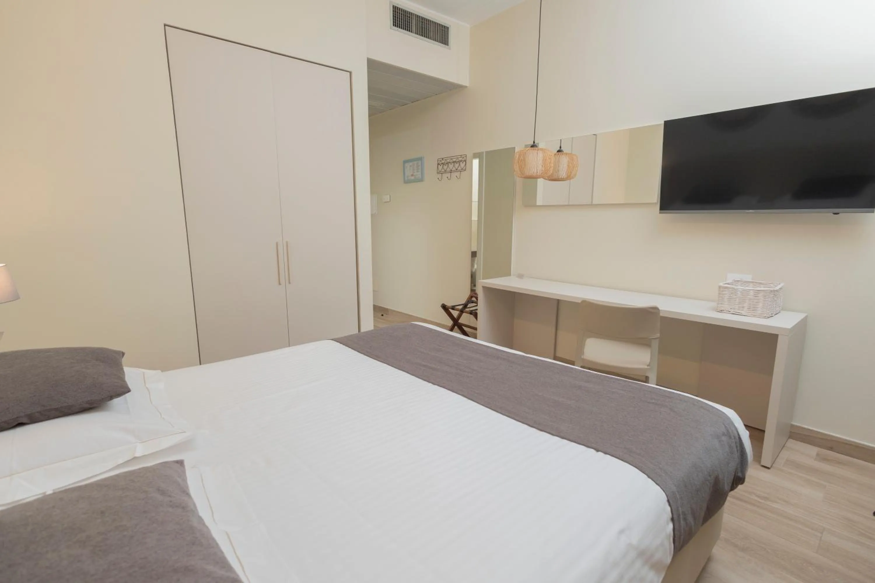 Communal lounge/ TV room, Bed in Hotel Berta