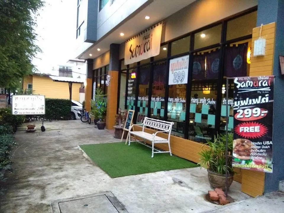 Restaurant/places to eat in @Home Residence