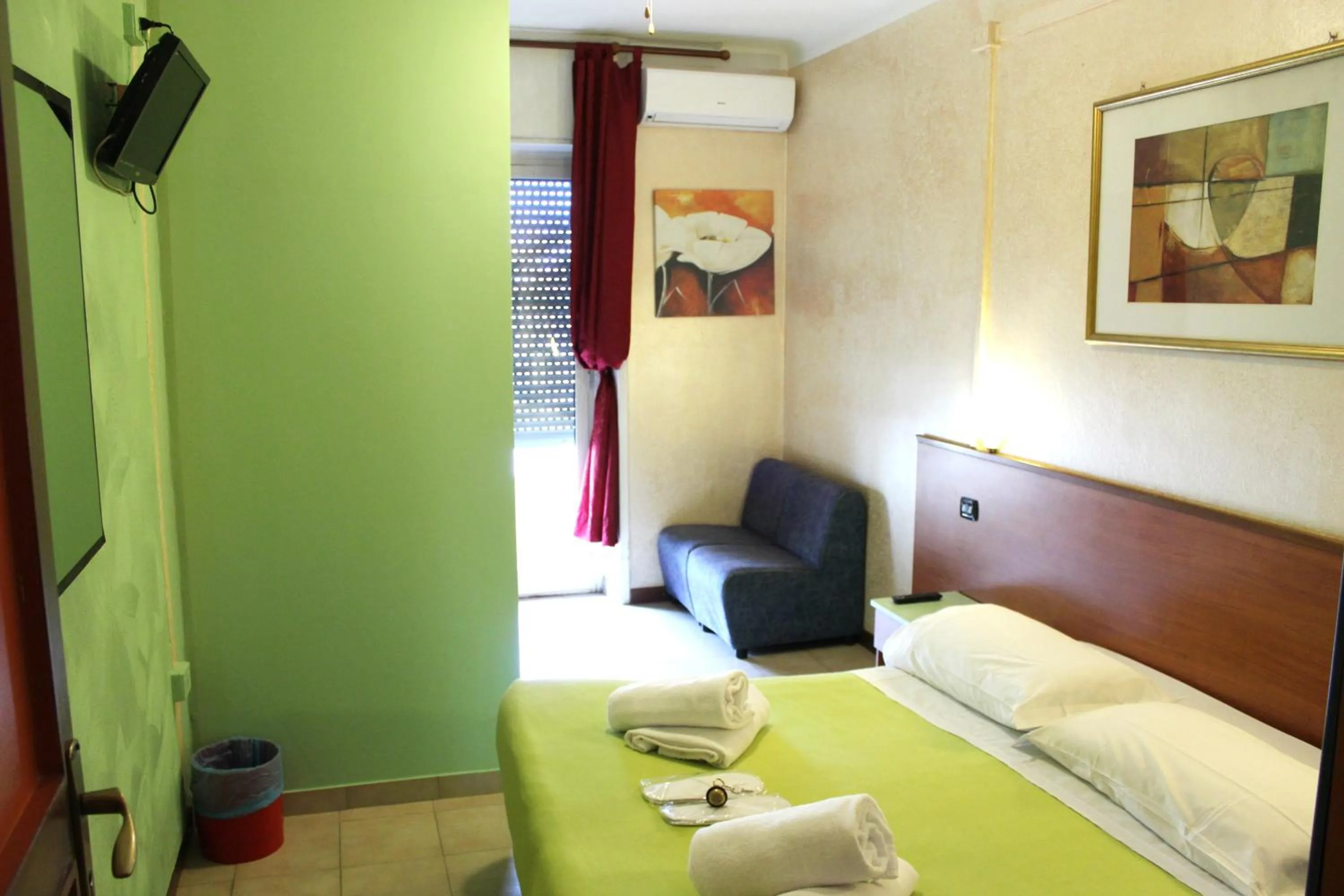 Photo of the whole room, Bed in Hotel America