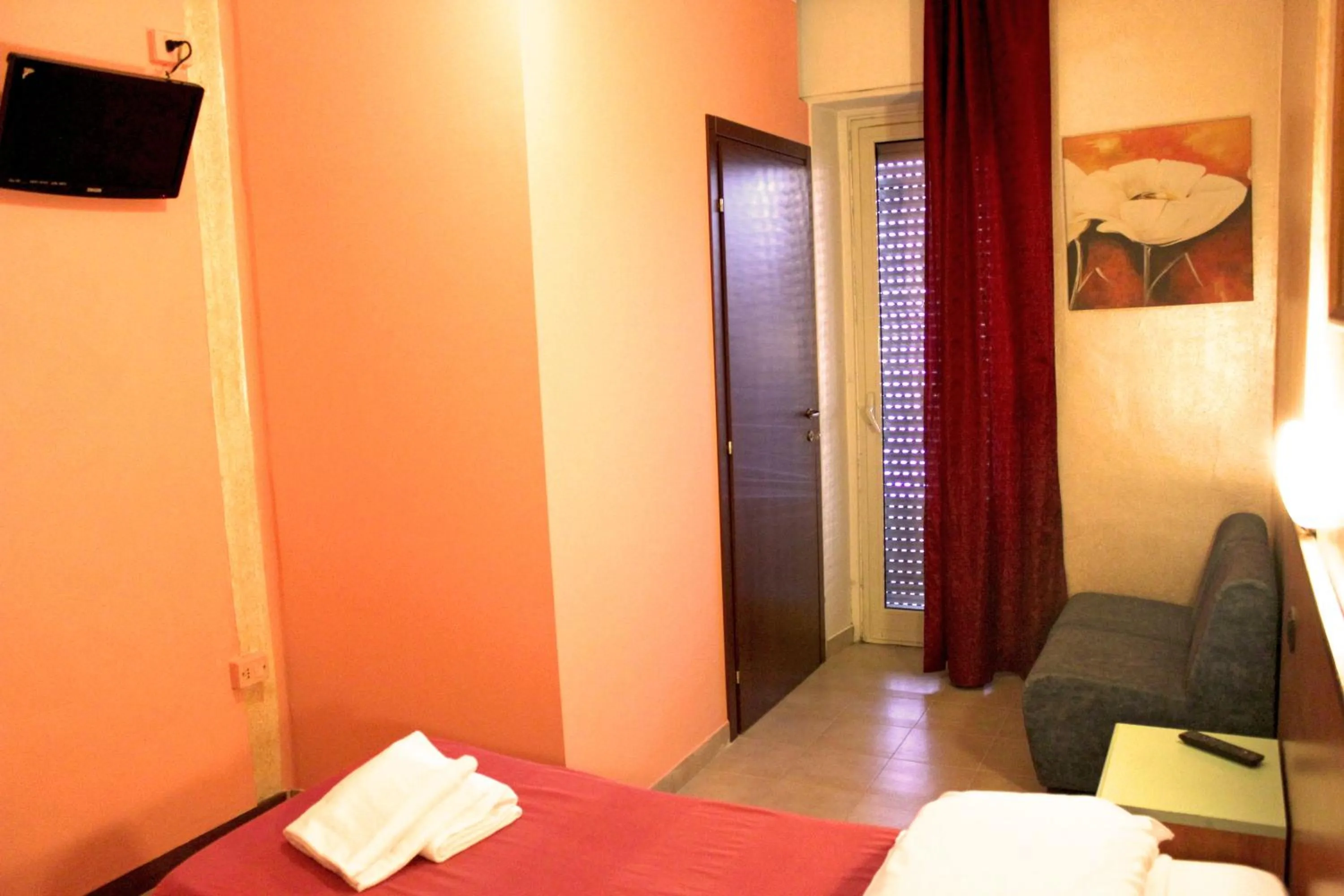 Photo of the whole room, Bed in Hotel America