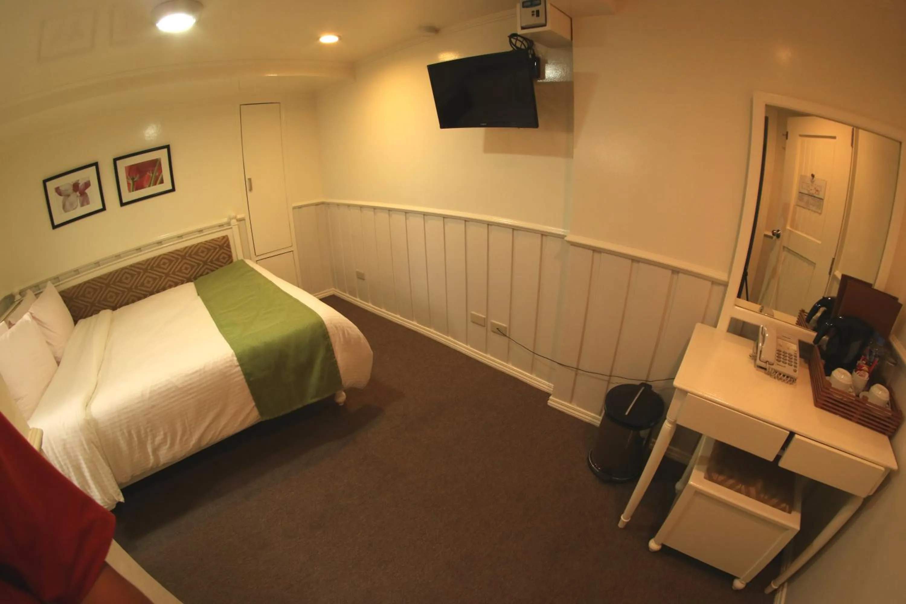 Bedroom, Bed in Mines View Park Hotel