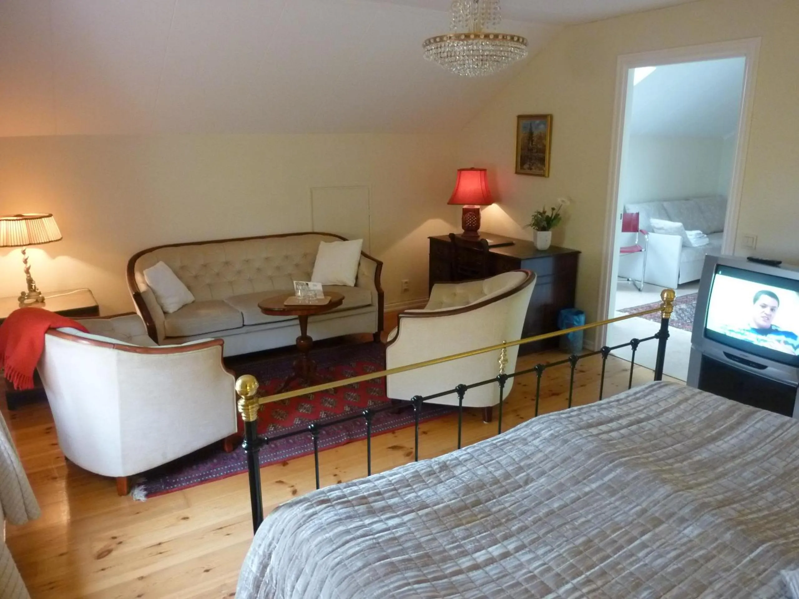 Living room, Bed in Nya Pallas Hotel