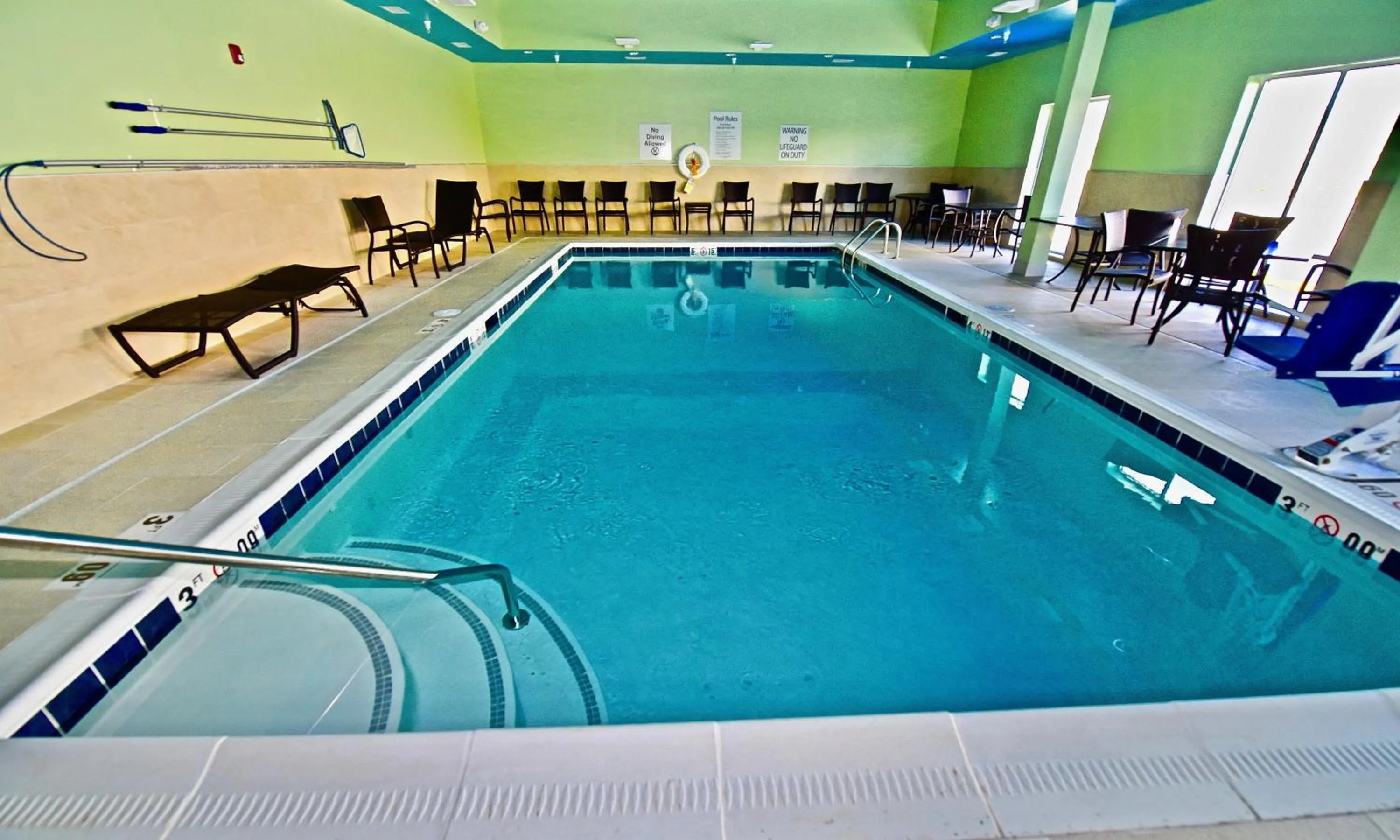 Swimming pool in Holiday Inn Express & Suites - Perryville I-55, an IHG Hotel