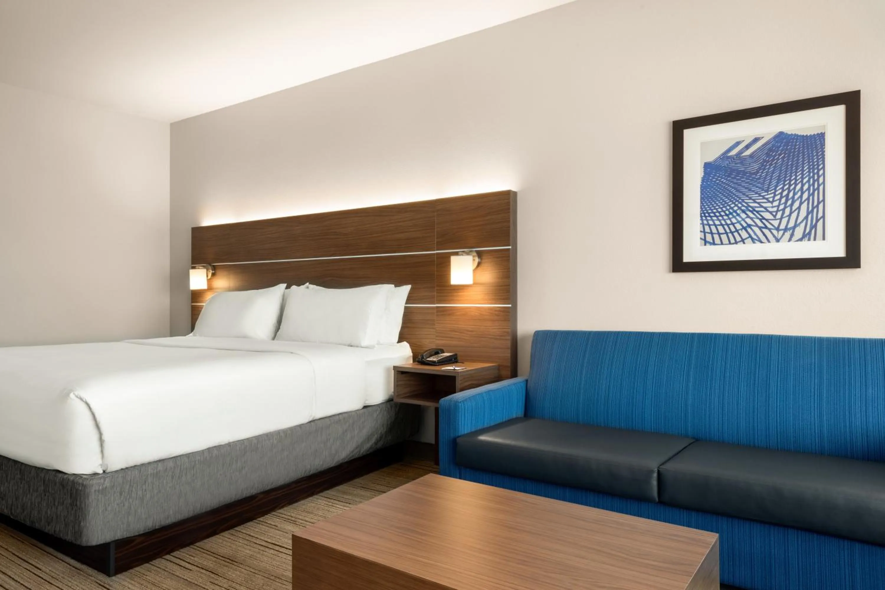 Bed in Holiday Inn Express & Suites - West Des Moines - Jordan Creek by IHG