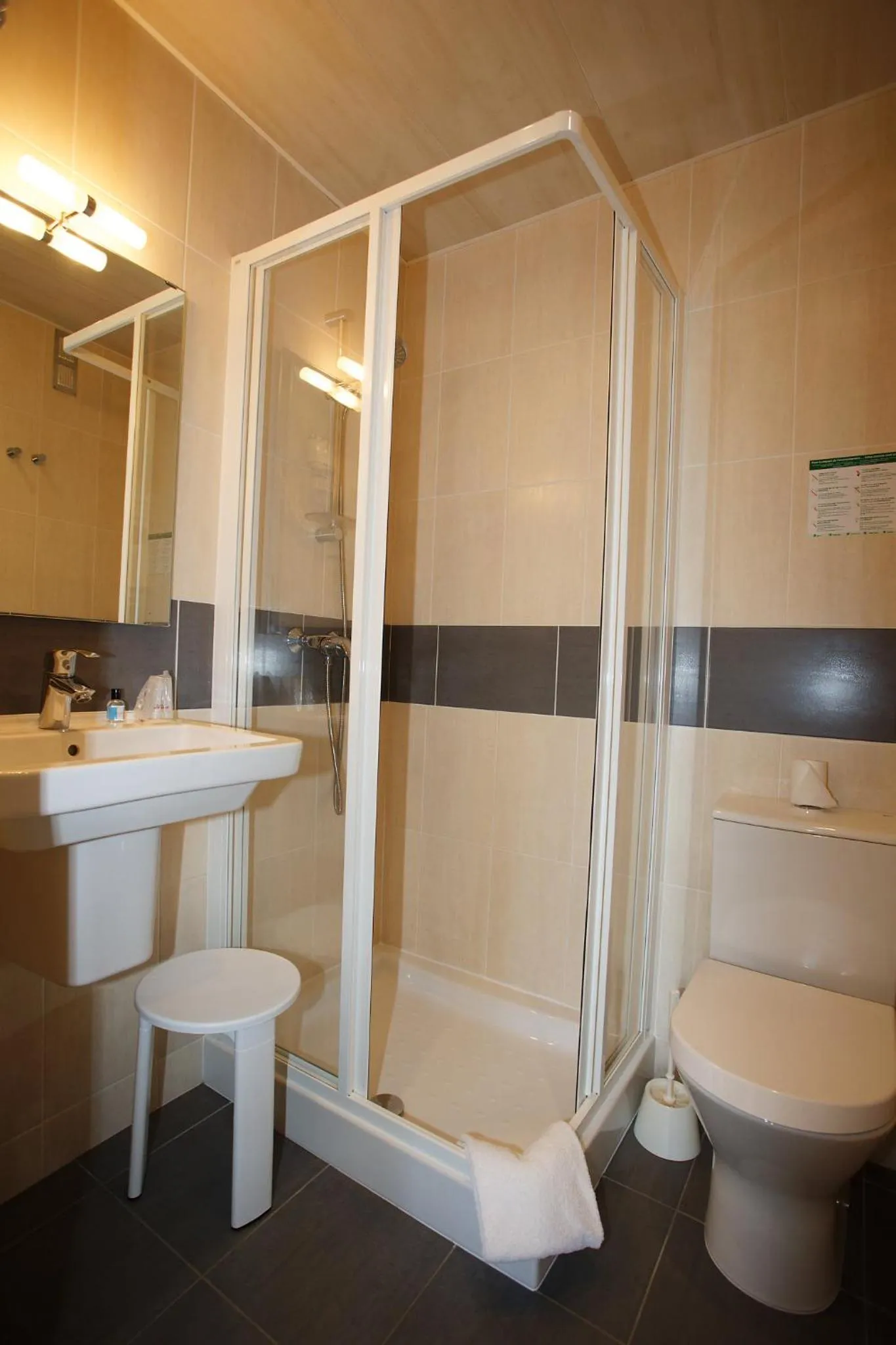 Bathroom in Contact Hôtel - Hôtel Le Lion d'Or Lamballe