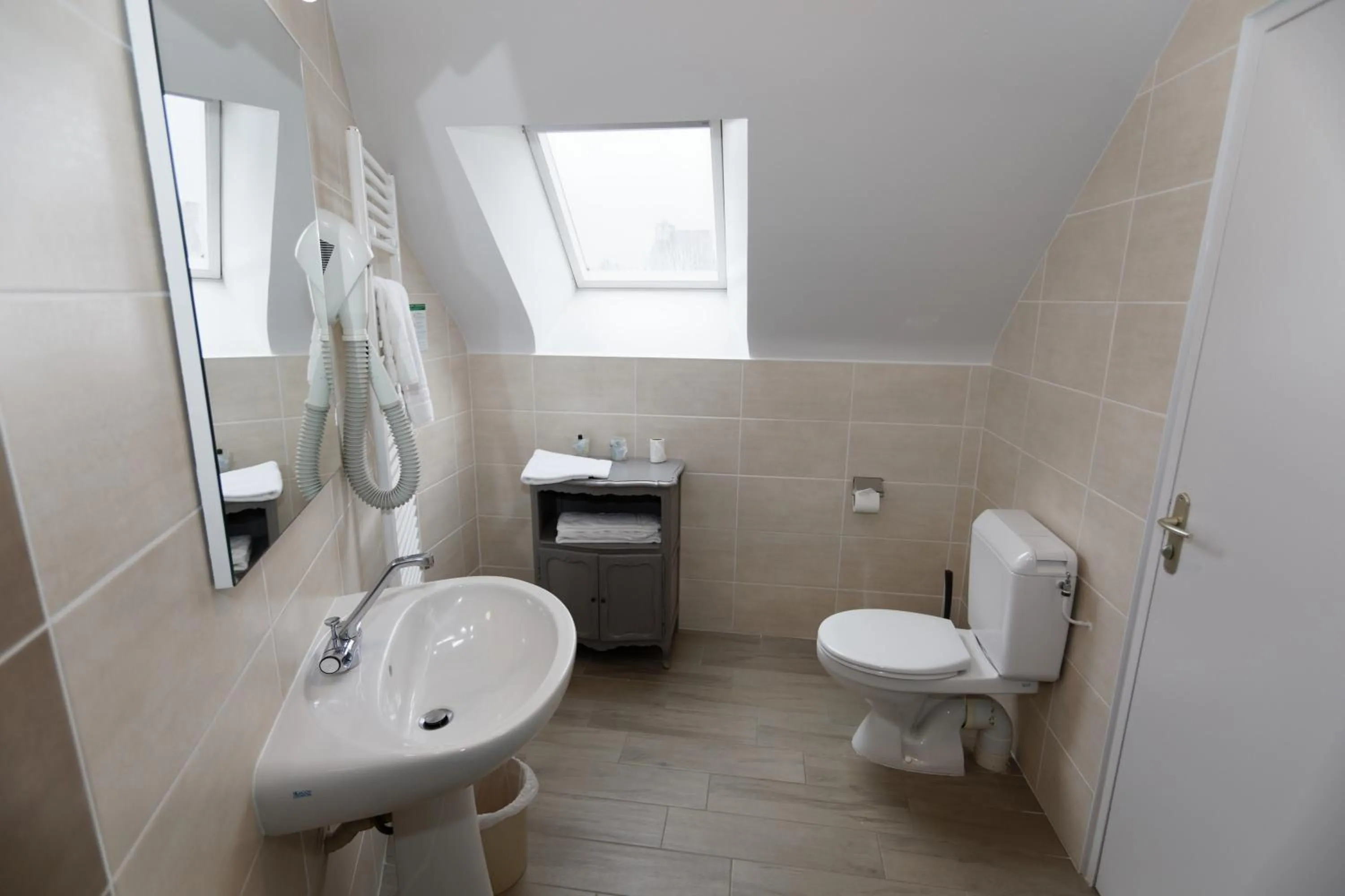 Bathroom in Contact Hôtel - Hôtel Le Lion d'Or Lamballe