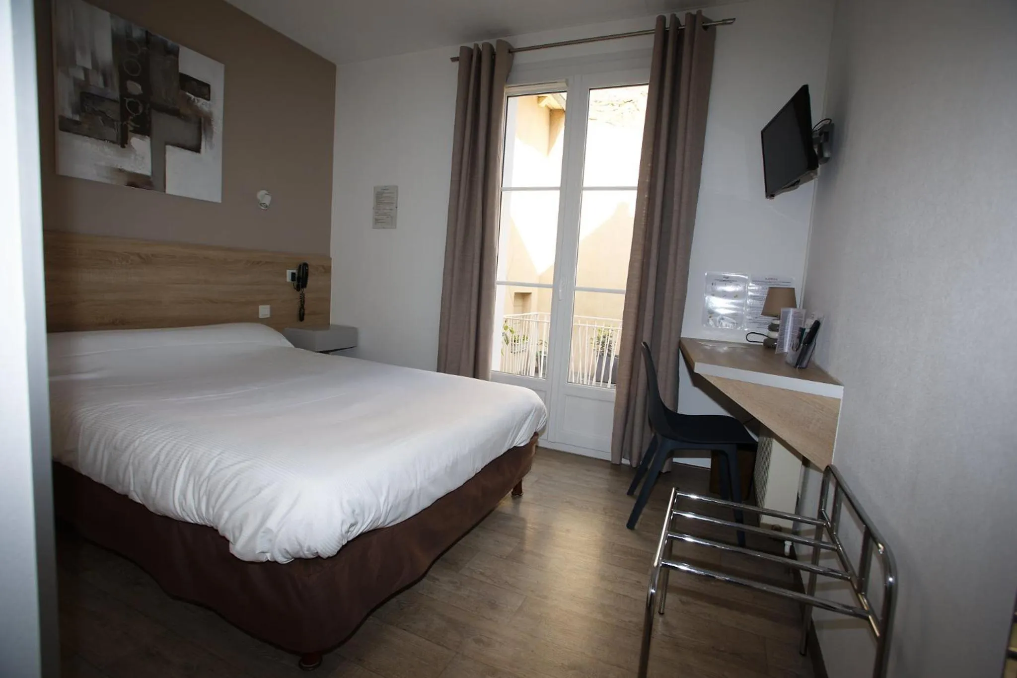 Bedroom, Bed in Contact Hôtel - Hôtel Le Lion d'Or Lamballe