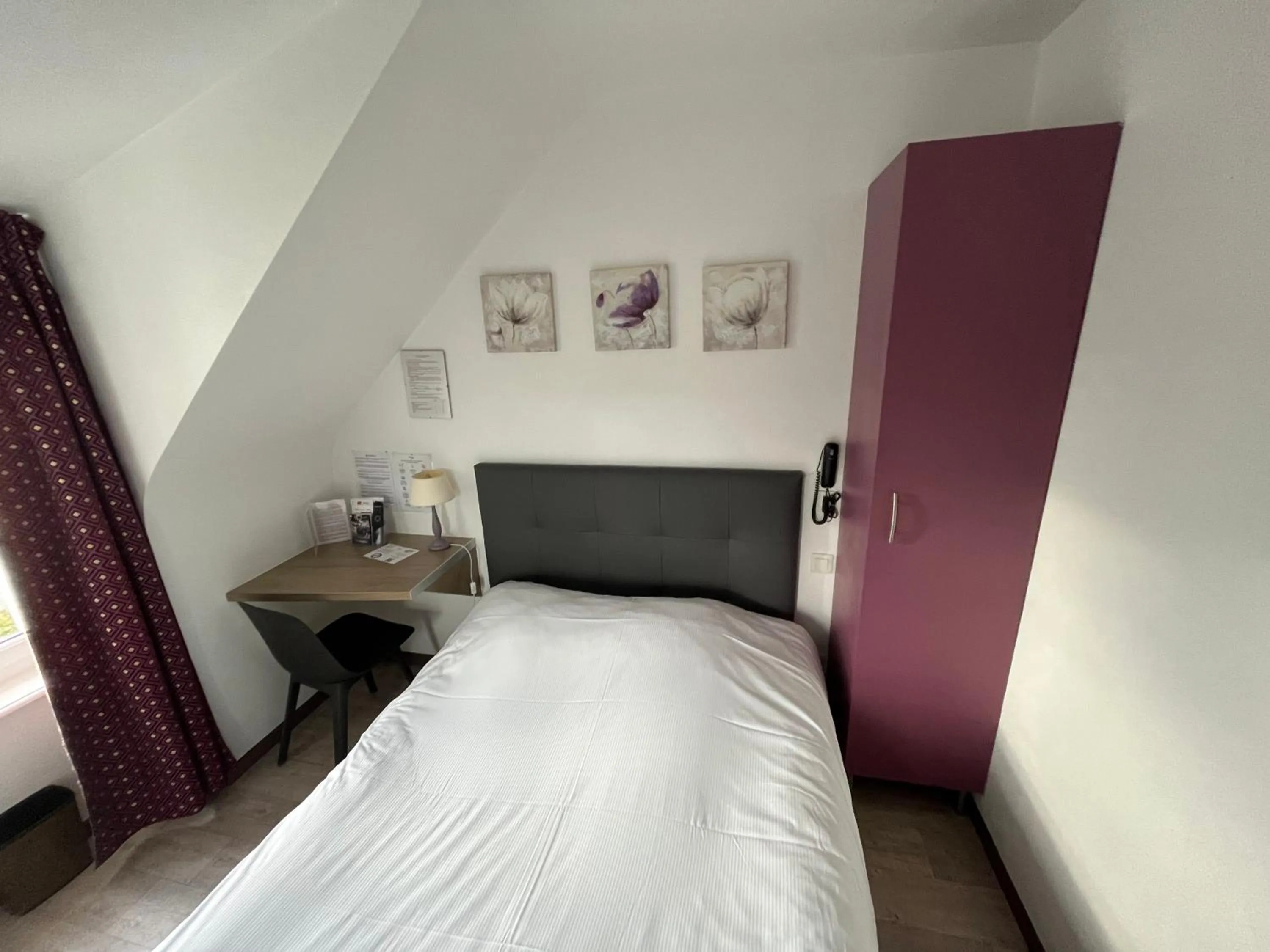 Bedroom, Bed in Contact Hôtel - Hôtel Le Lion d'Or Lamballe