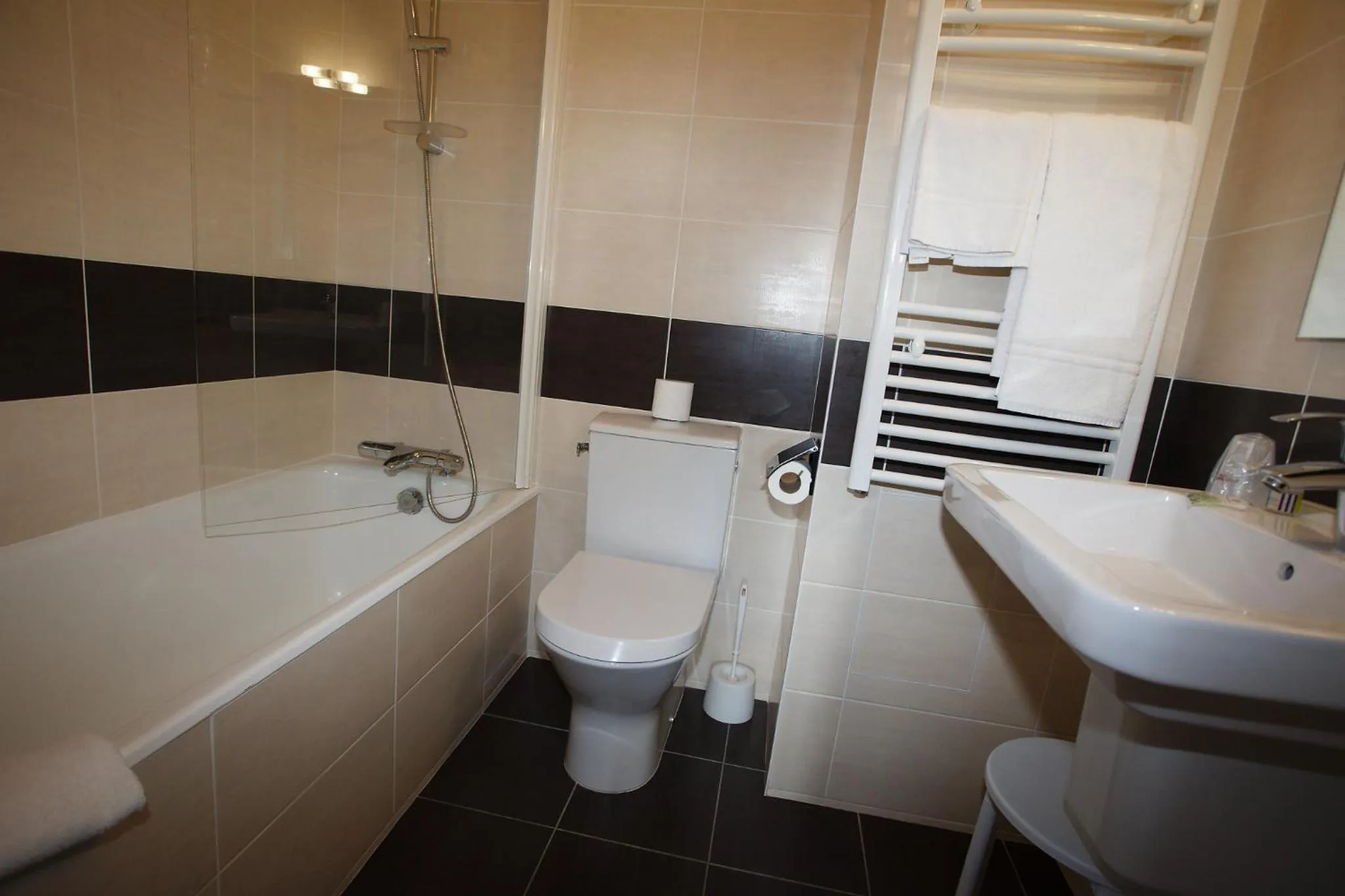 Bathroom in Contact Hôtel - Hôtel Le Lion d'Or Lamballe