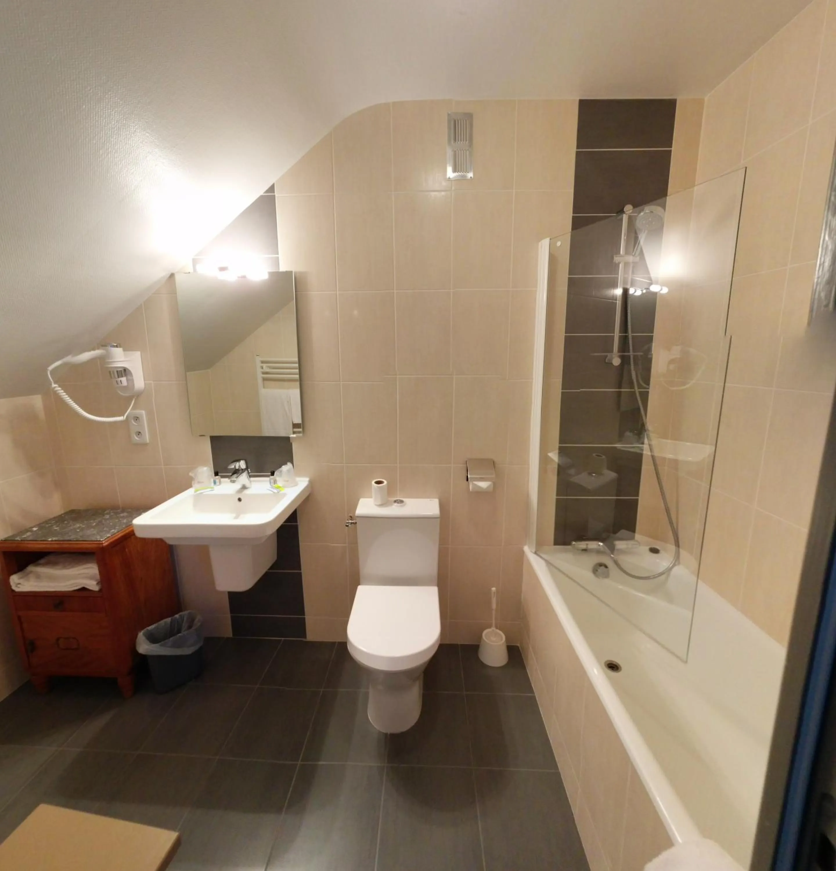 Bathroom in Contact Hôtel - Hôtel Le Lion d'Or Lamballe