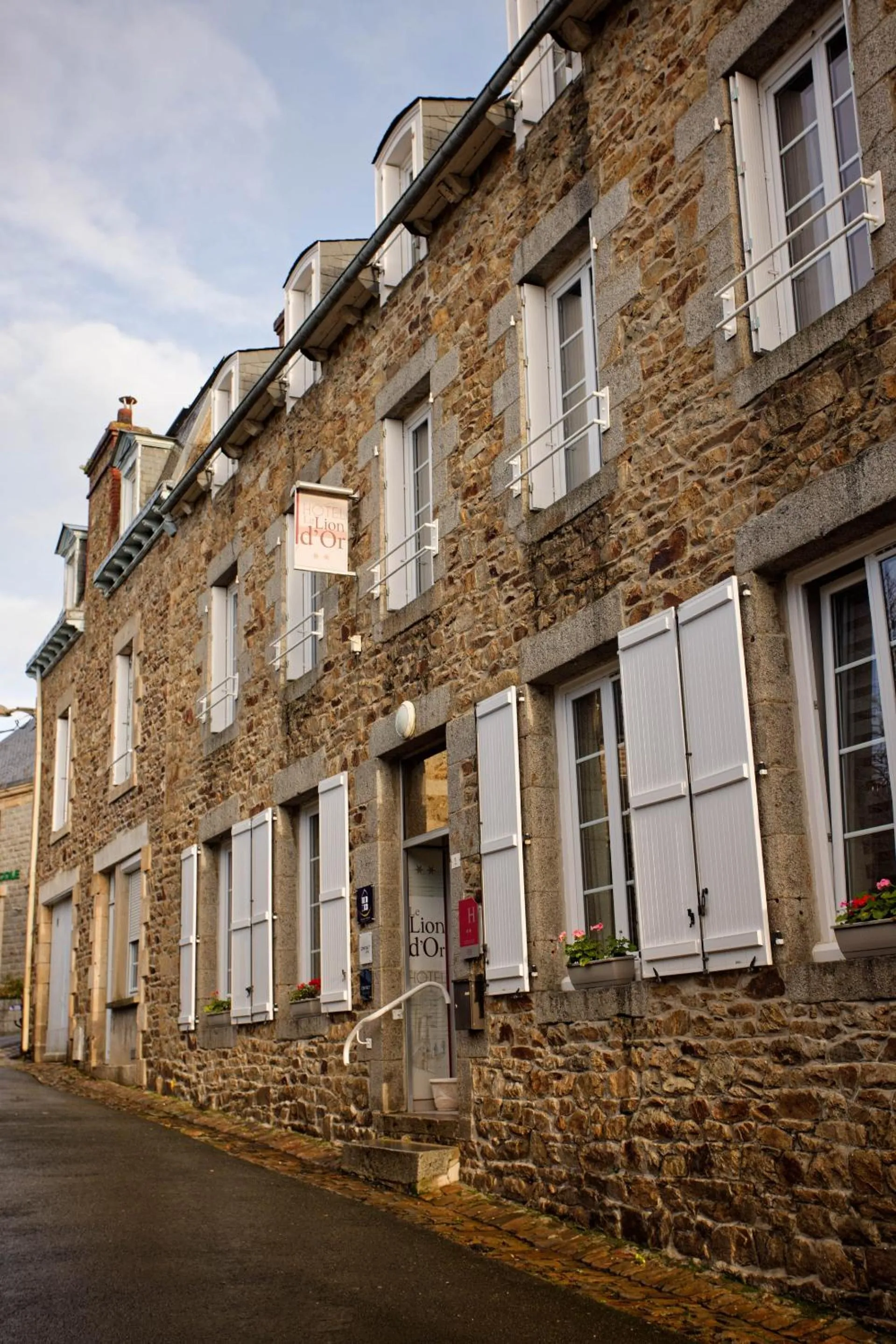 Property building in Contact Hôtel - Hôtel Le Lion d'Or Lamballe