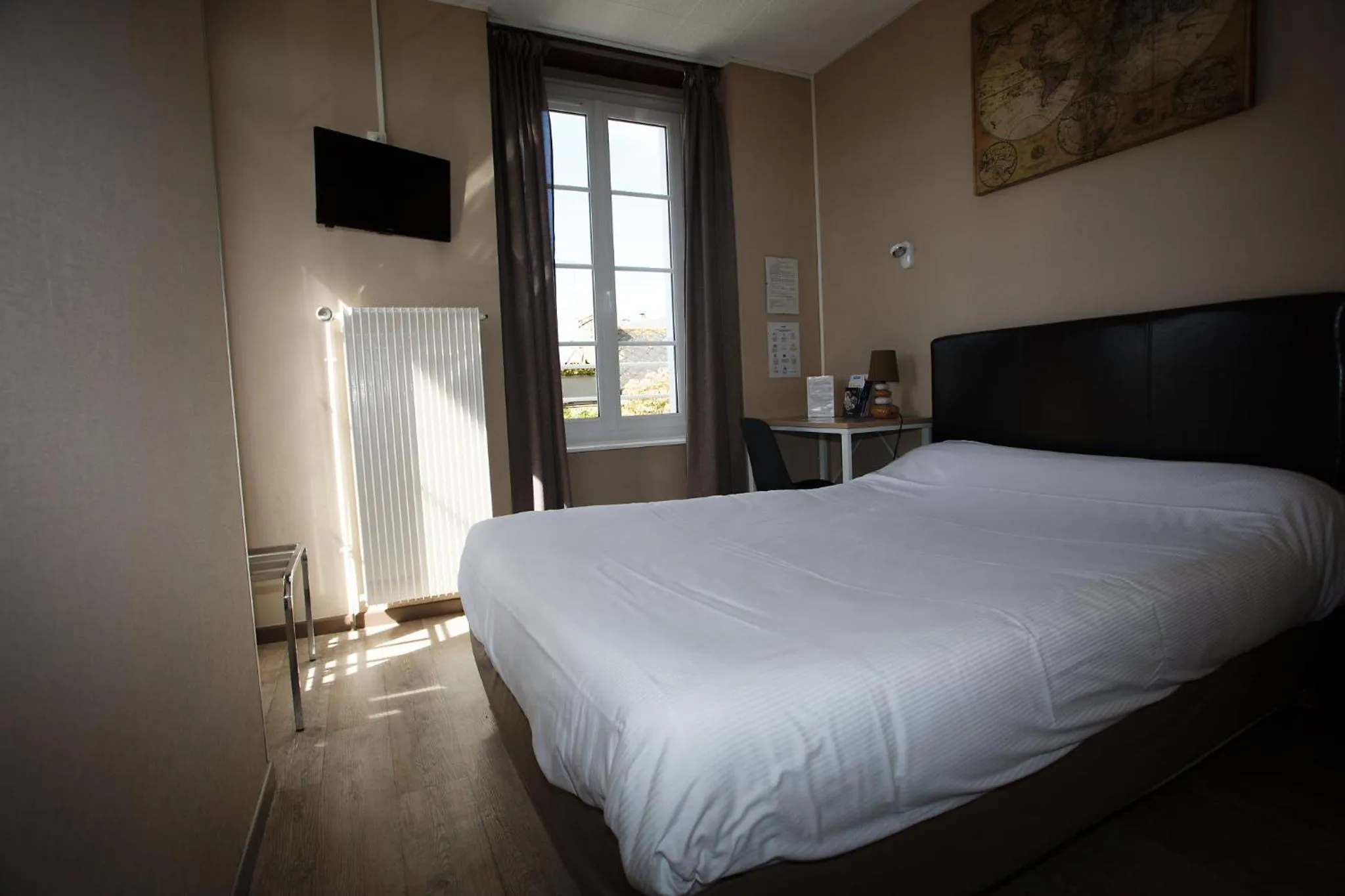 Photo of the whole room, Bed in Contact Hôtel - Hôtel Le Lion d'Or Lamballe