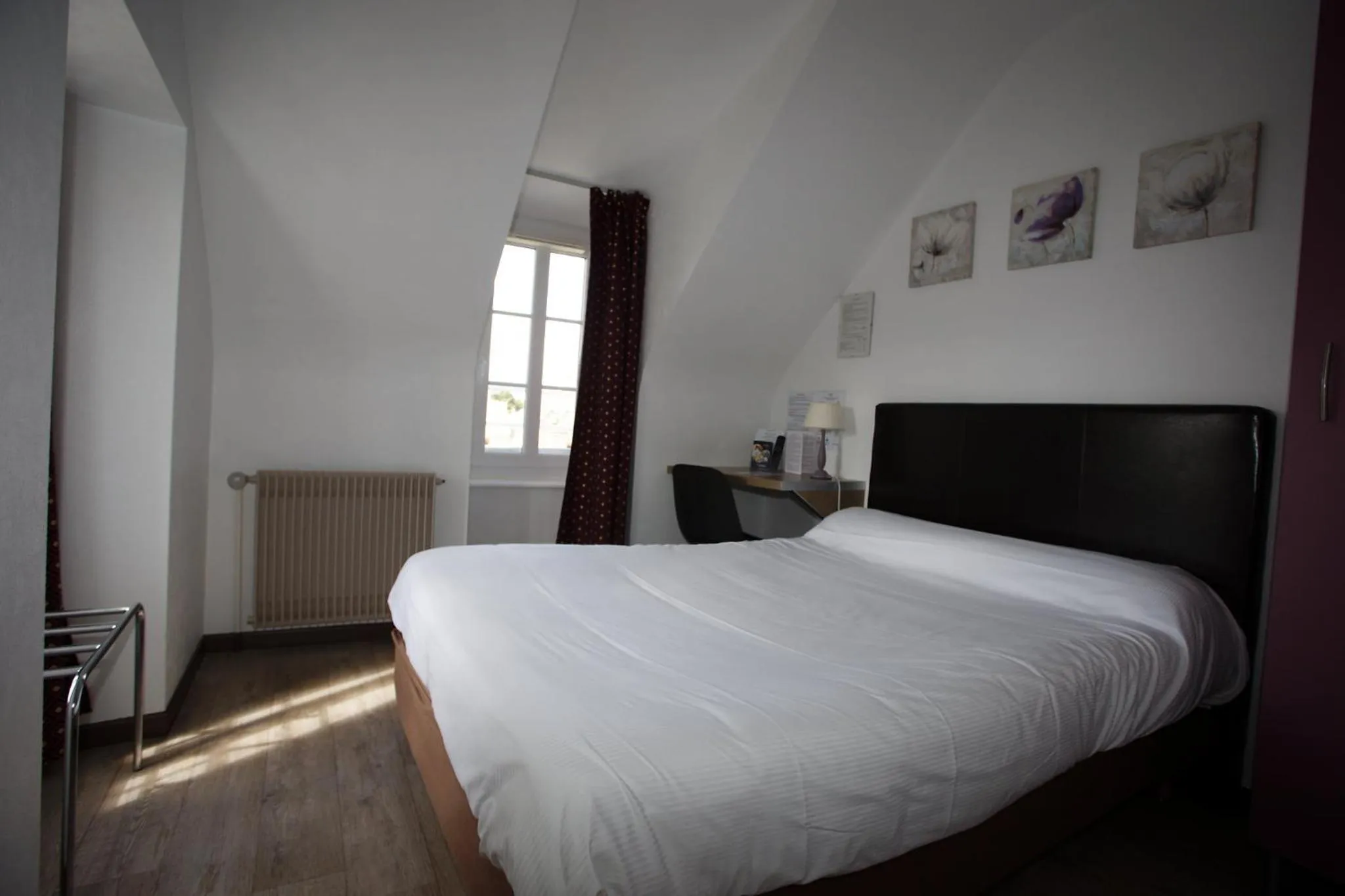 Photo of the whole room, Bed in Contact Hôtel - Hôtel Le Lion d'Or Lamballe