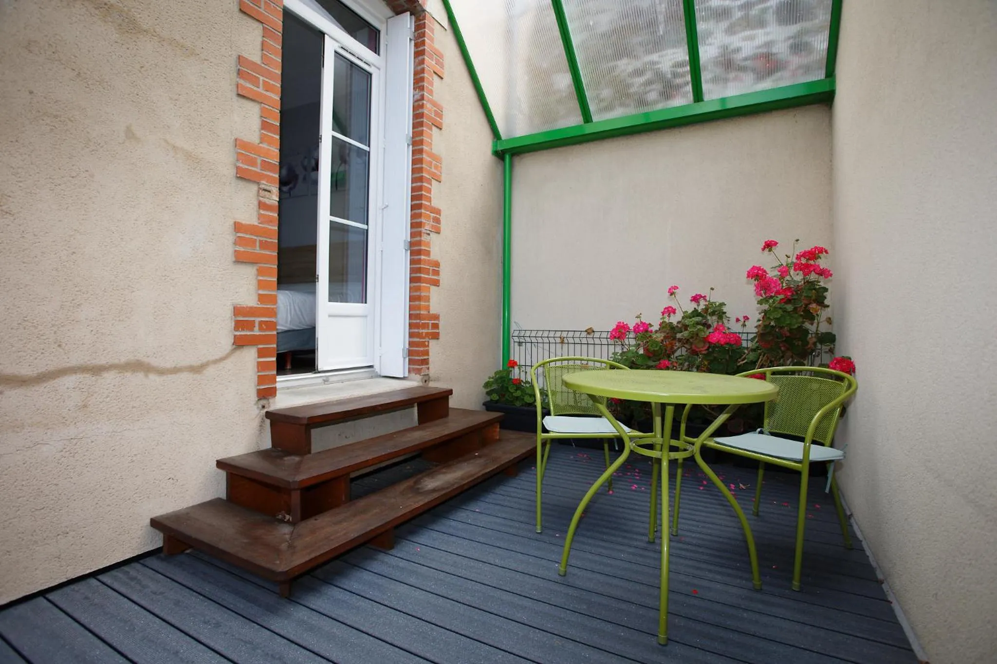 Balcony/Terrace in Contact Hôtel - Hôtel Le Lion d'Or Lamballe