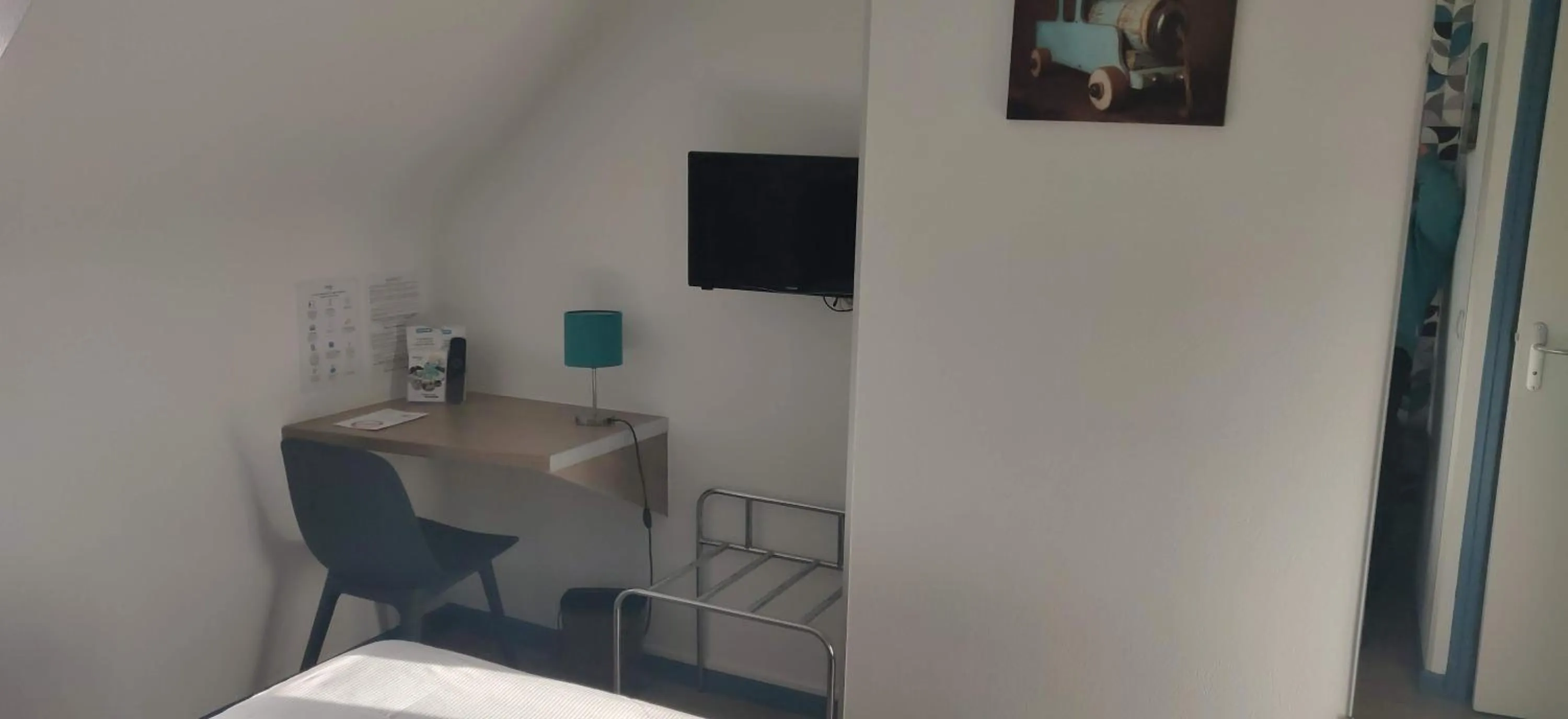 Decorative detail, Bed in Contact Hôtel - Hôtel Le Lion d'Or Lamballe