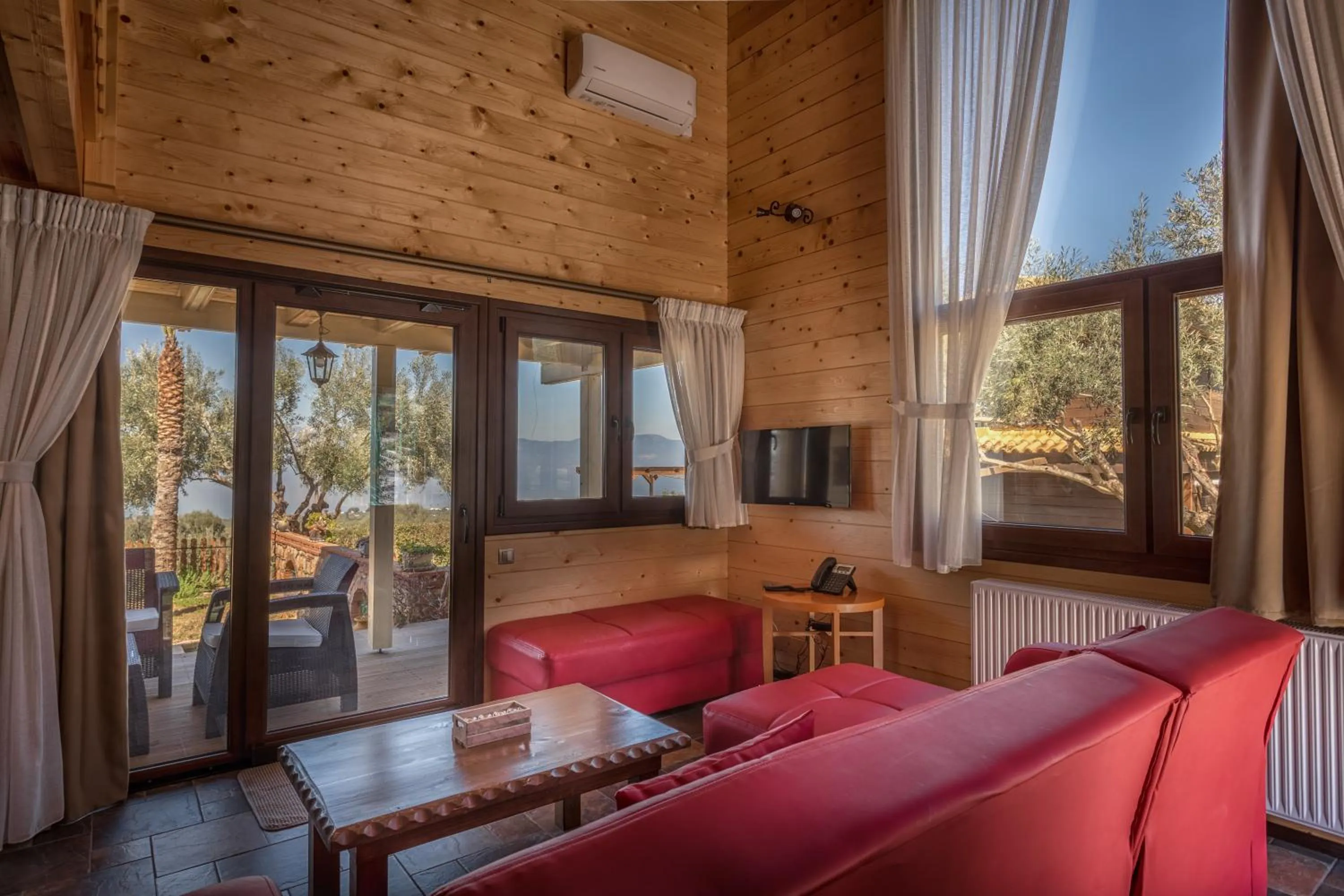 TV and multimedia in Anthidon Nature Estate & Farm