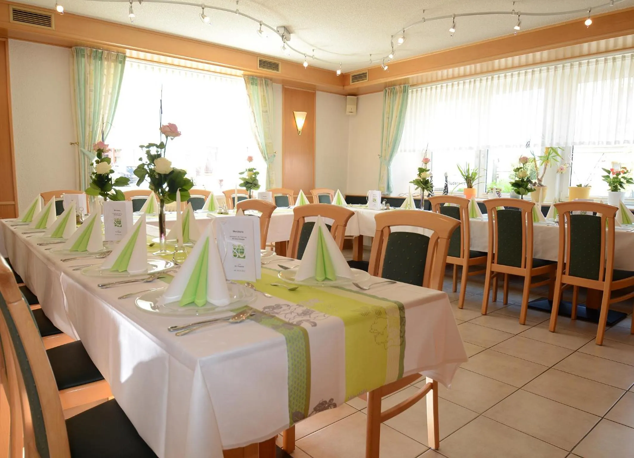 Restaurant/places to eat in Gasthof zur Post Hotel und Parkplatz