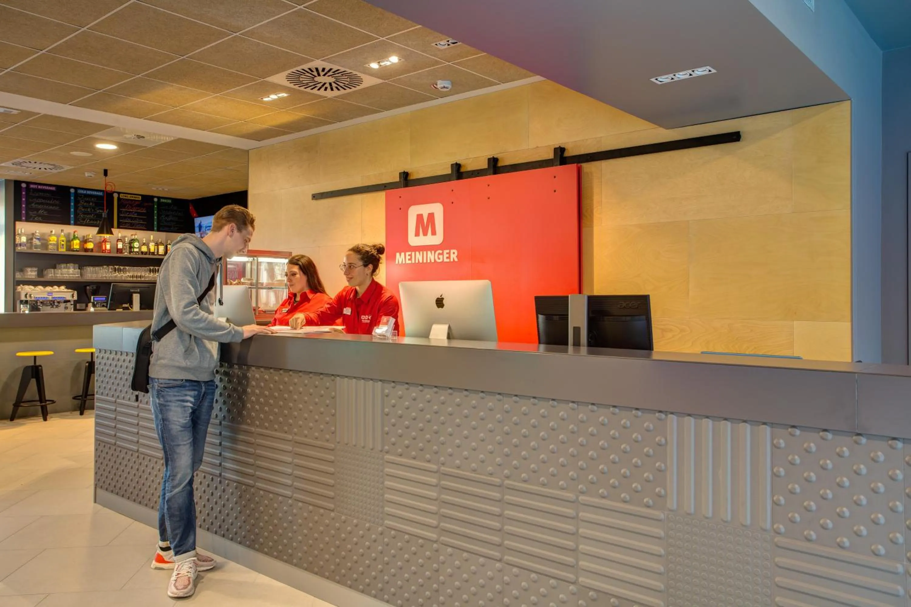 Lobby or reception in MEININGER Milano Garibaldi